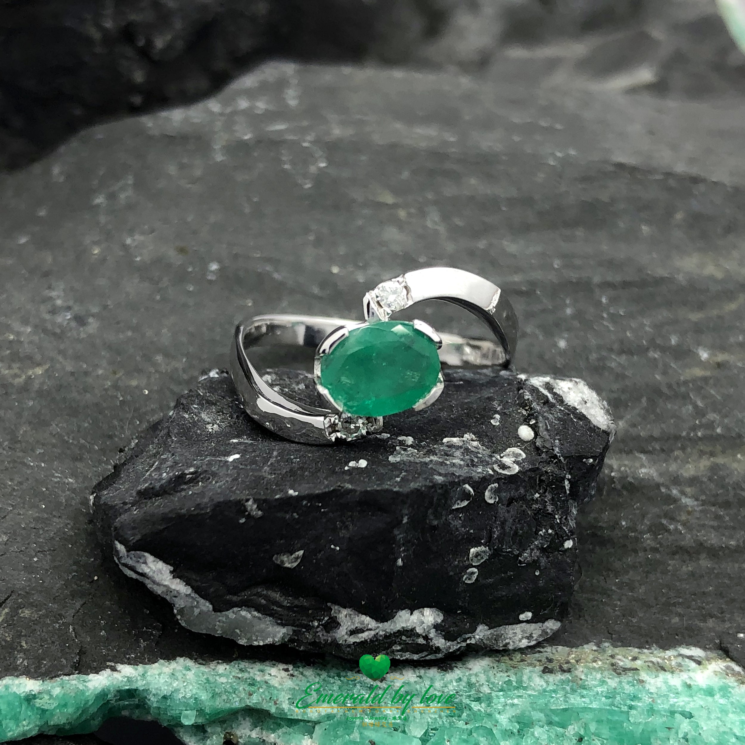Delicado Anillo de Esmeralda Colombiana en Oro Blanco de 18K