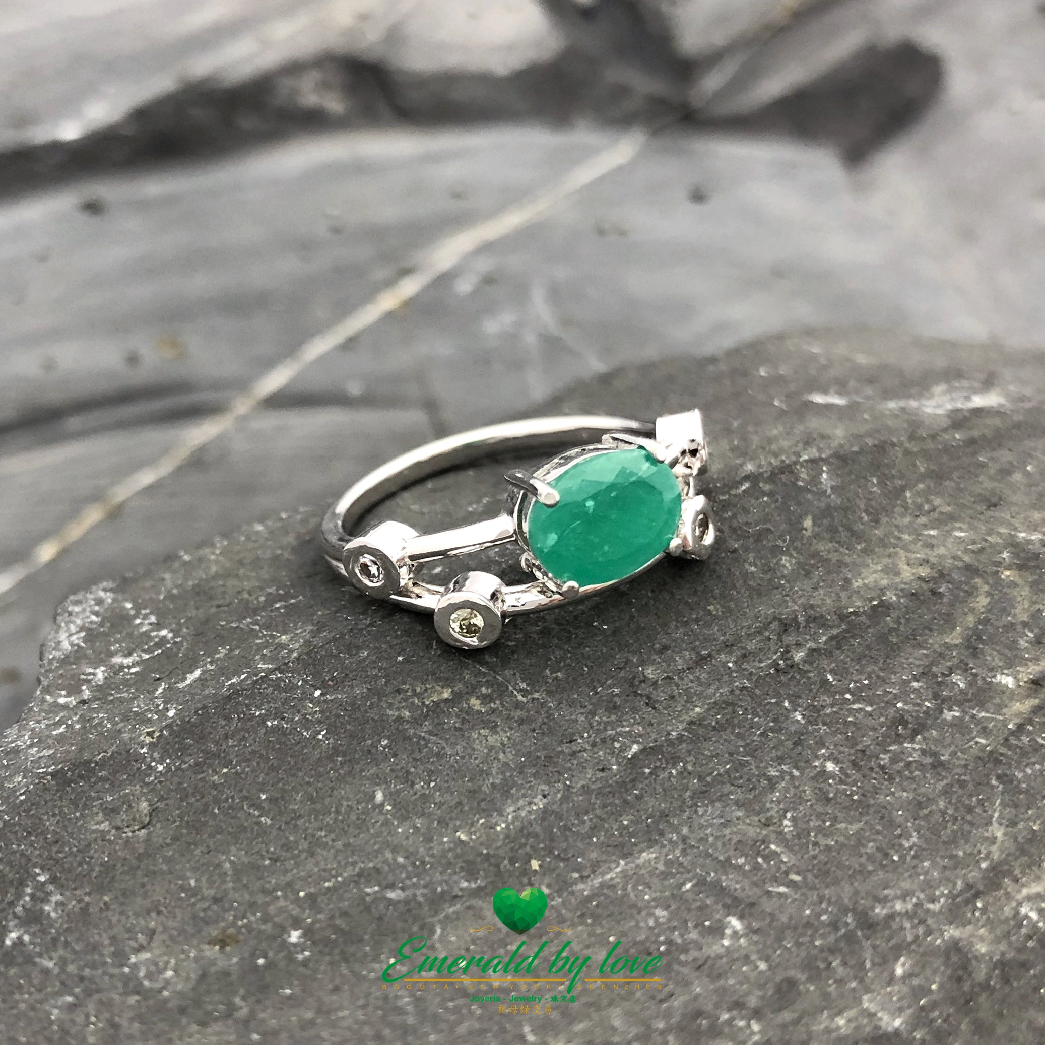 Anillo con Esmeralda Colombiana Natural en Oro Blanco de 18k