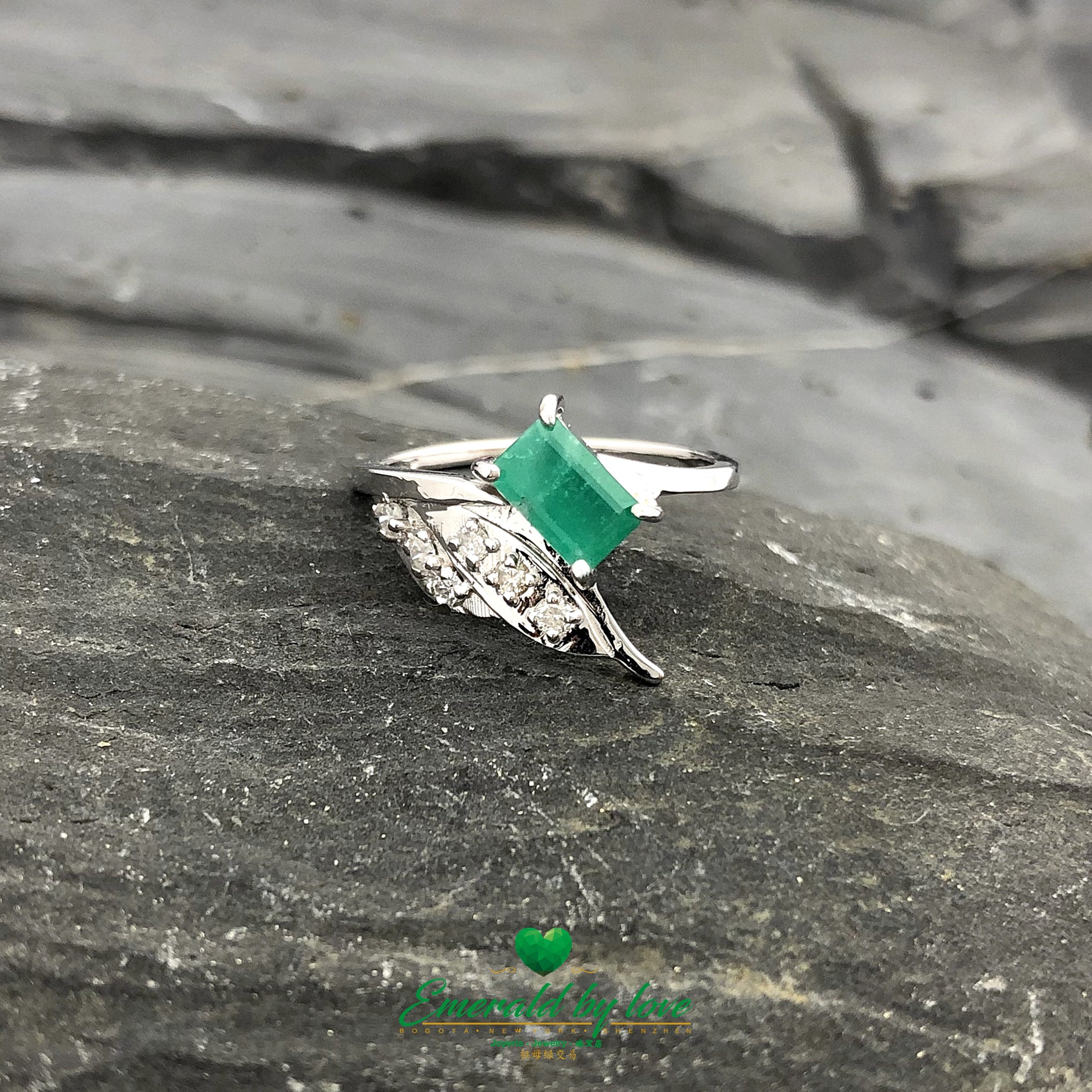 Pluma Esmeralda colombiana en forma de cuadrado en oro blanco de 18 quilates