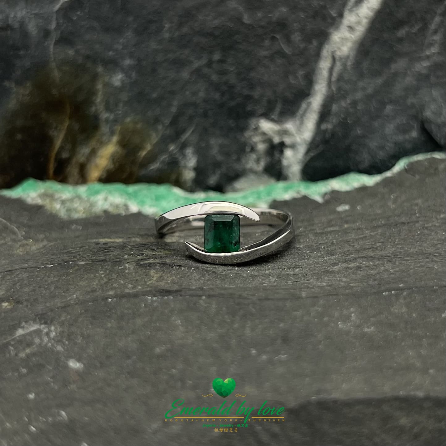 Sleek White Gold Ring with Diagonal Band and Square-Cut Emerald