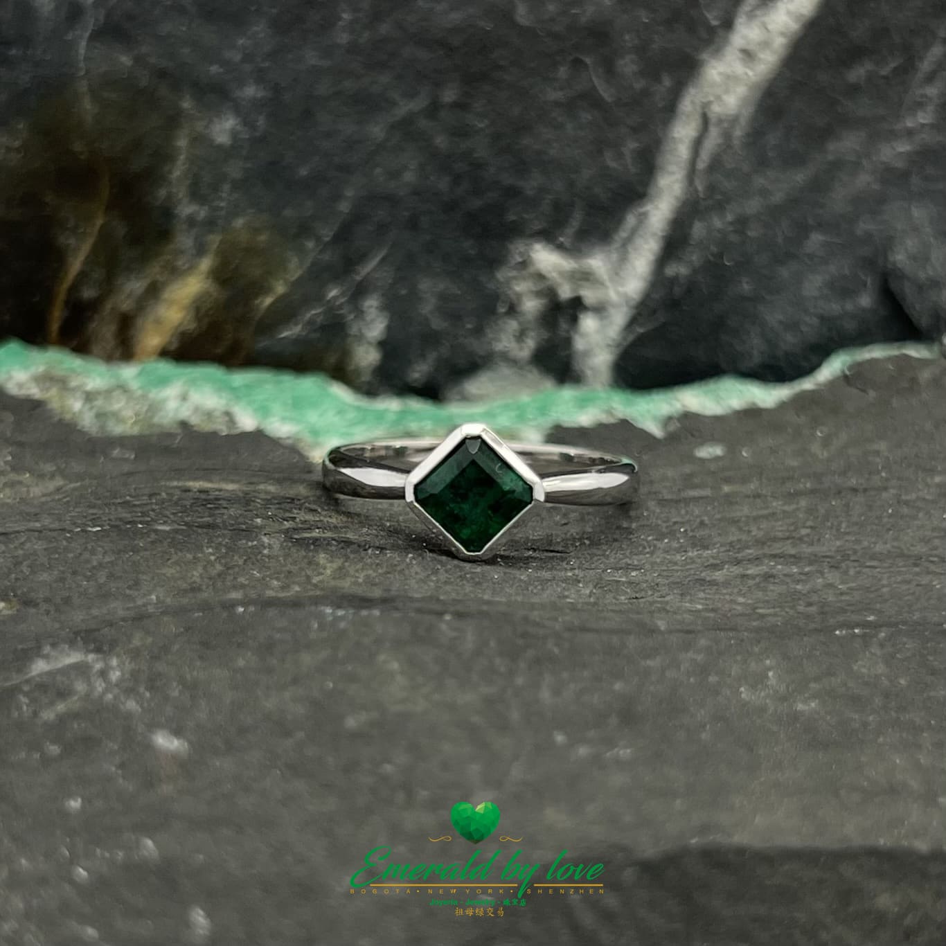 Anillo de oro blanco con esmeralda de talla cuadrada y engaste de bisel