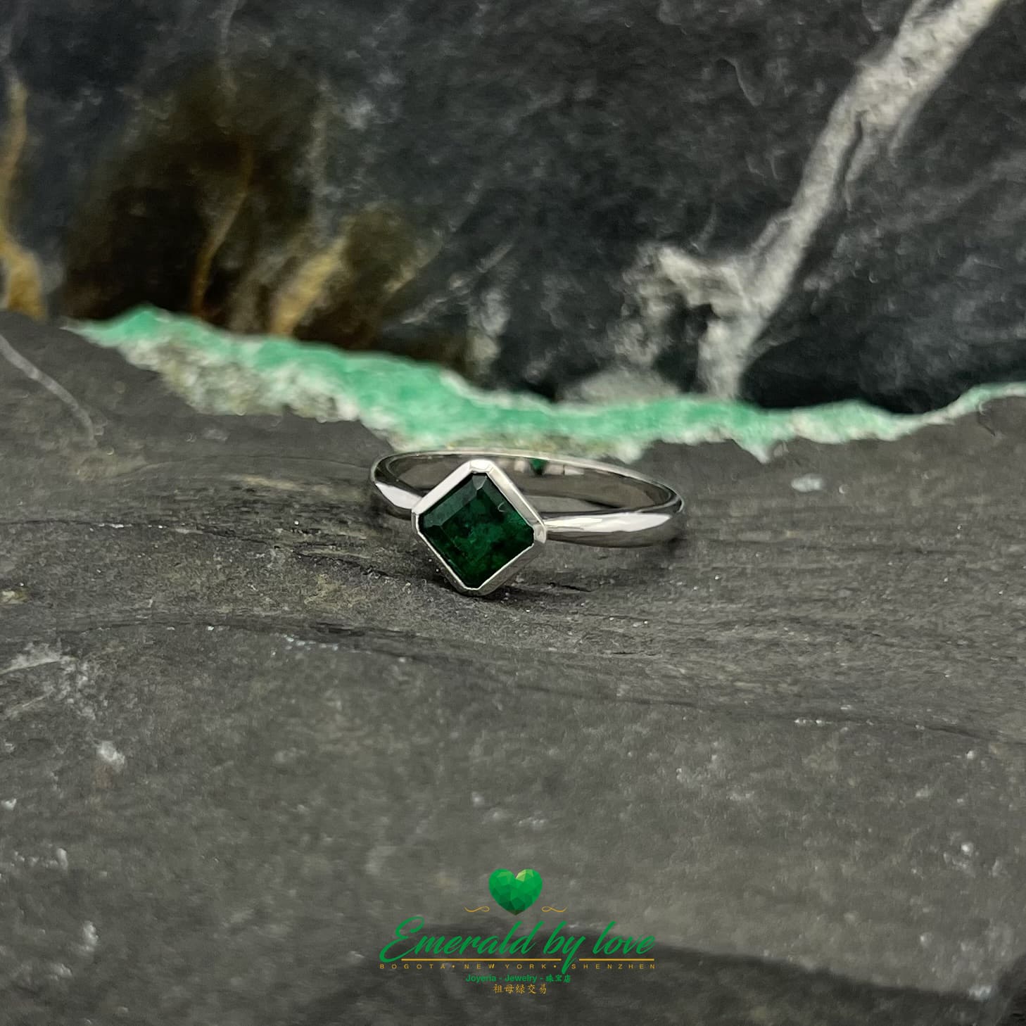 Anillo de oro blanco con esmeralda de talla cuadrada y engaste de bisel