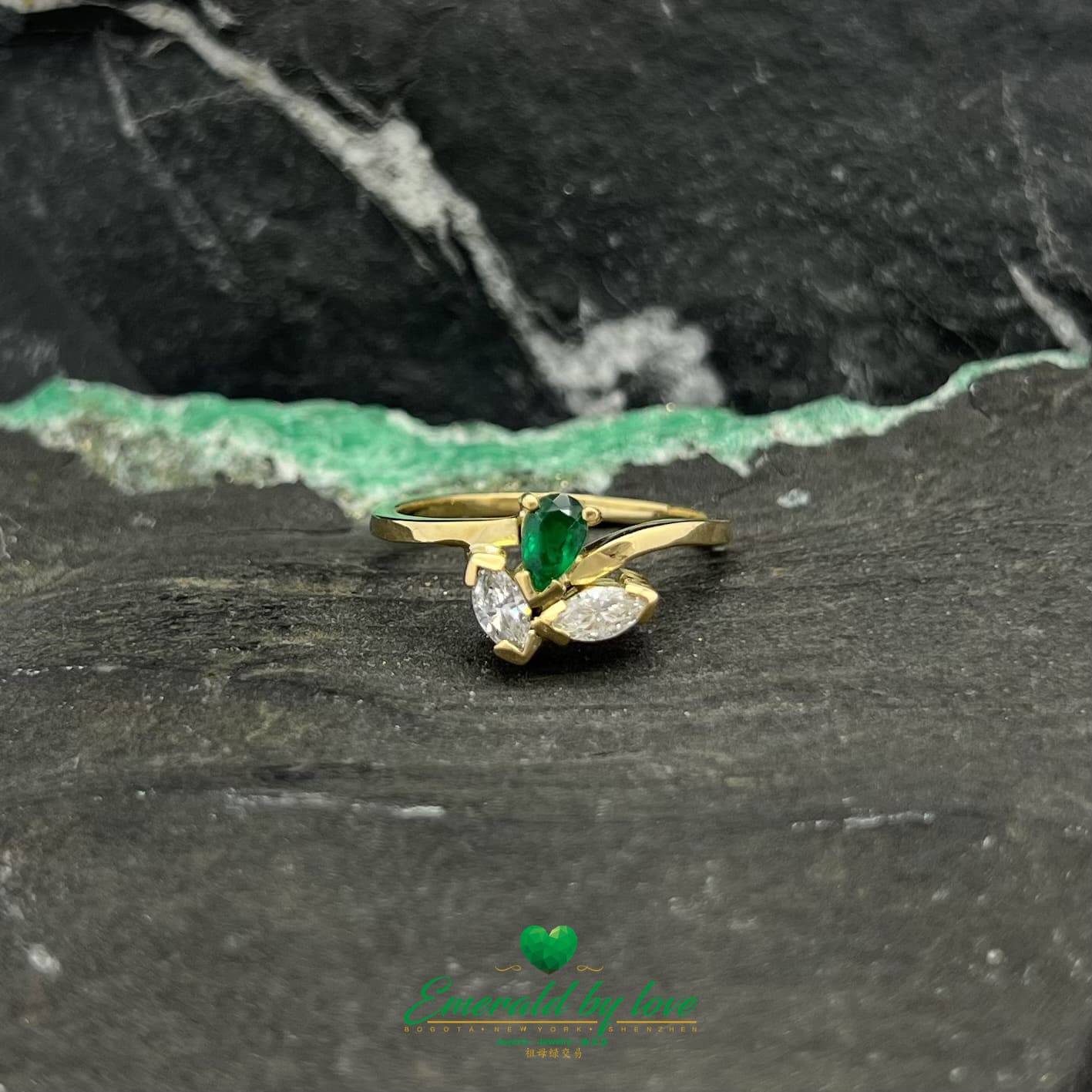 Anillo en forma de lágrima con esmeralda colombiana y dos diamantes talla marquesa