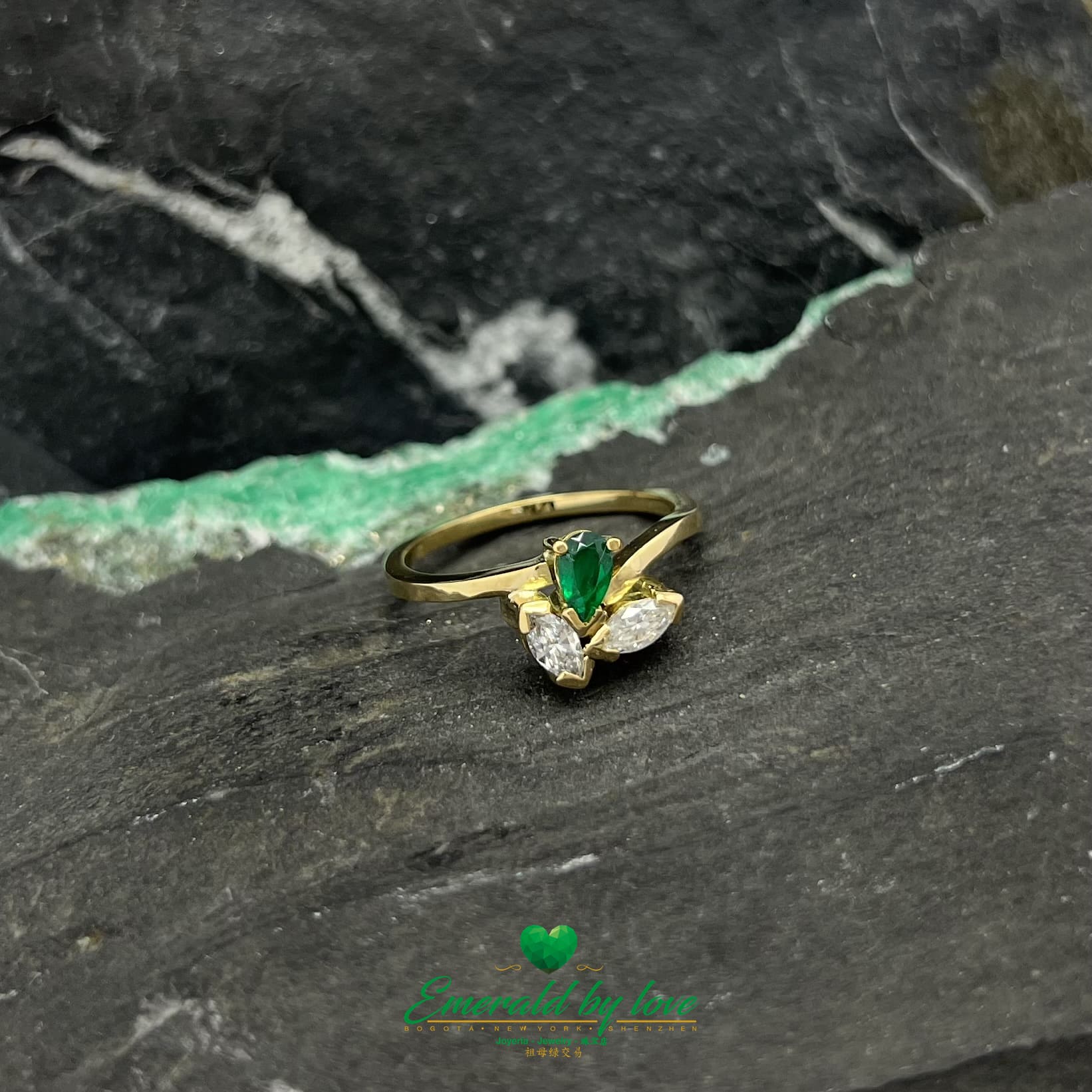 Anillo en forma de lágrima con esmeralda colombiana y dos diamantes talla marquesa