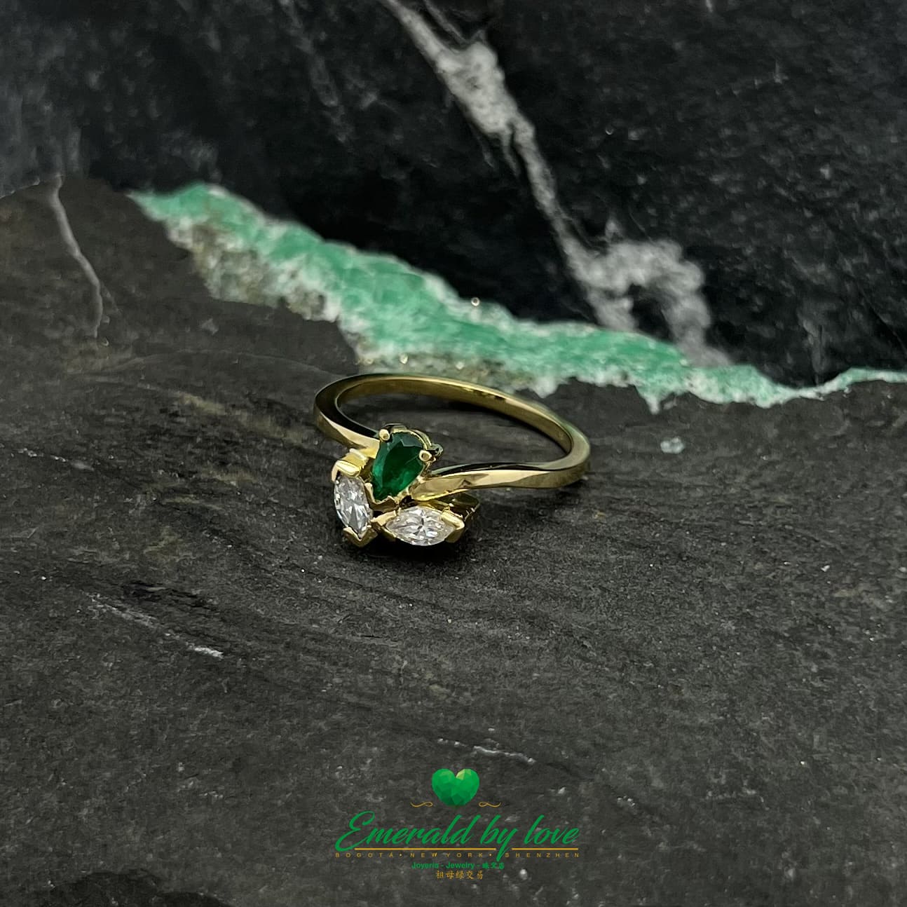 Anillo en forma de lágrima con esmeralda colombiana y dos diamantes talla marquesa