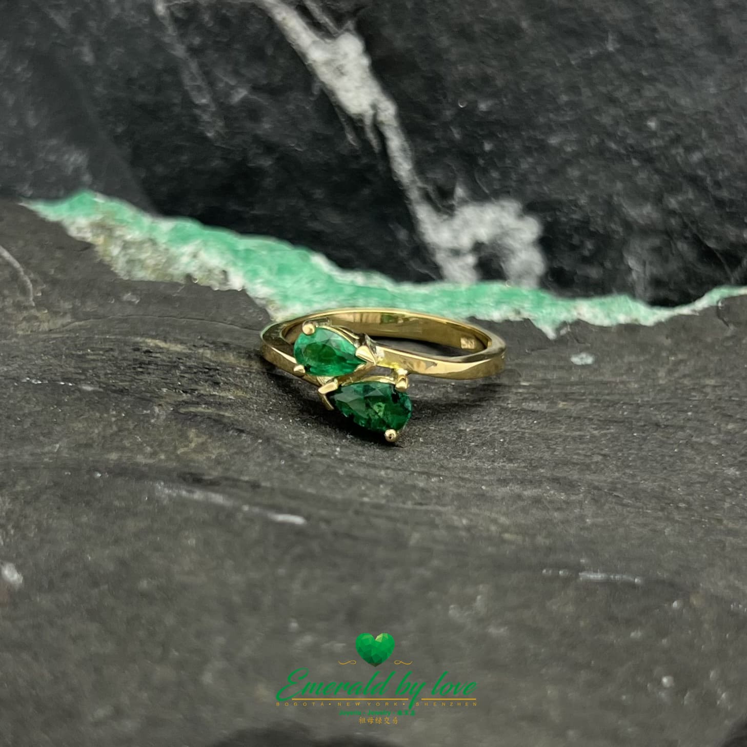 Anillo de oro amarillo dúo con esmeralda en forma de lágrima verde oscuro