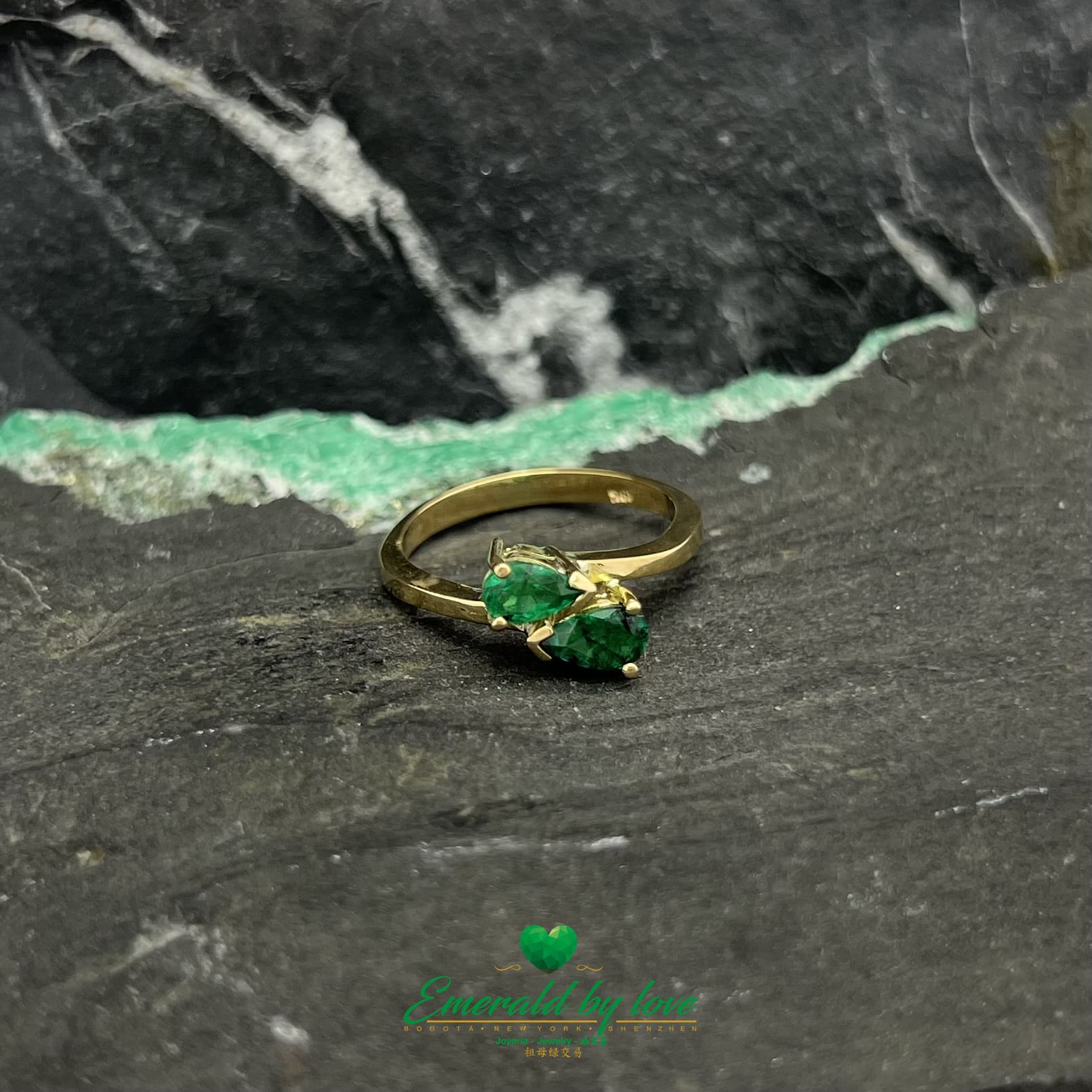 Anillo de oro amarillo dúo con esmeralda en forma de lágrima verde oscuro