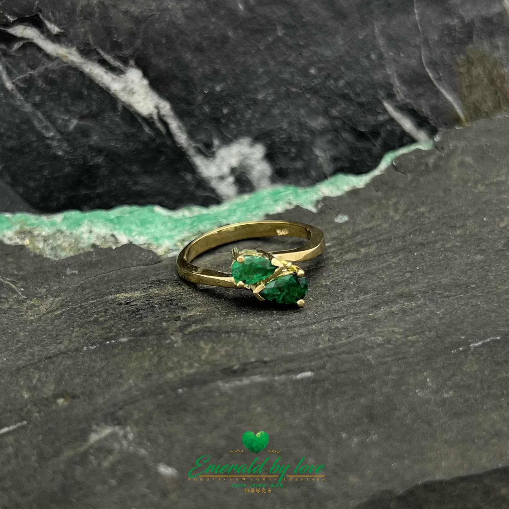 Anillo de oro amarillo dúo con esmeralda en forma de lágrima verde oscuro
