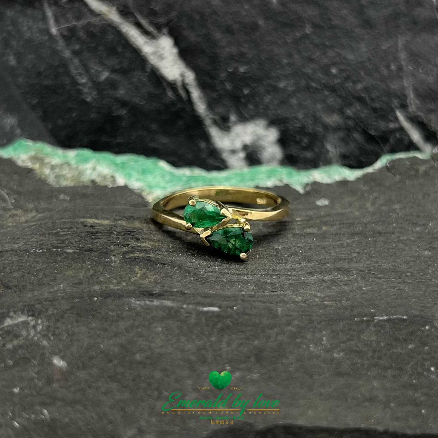 Anillo de oro amarillo dúo con esmeralda en forma de lágrima verde oscuro