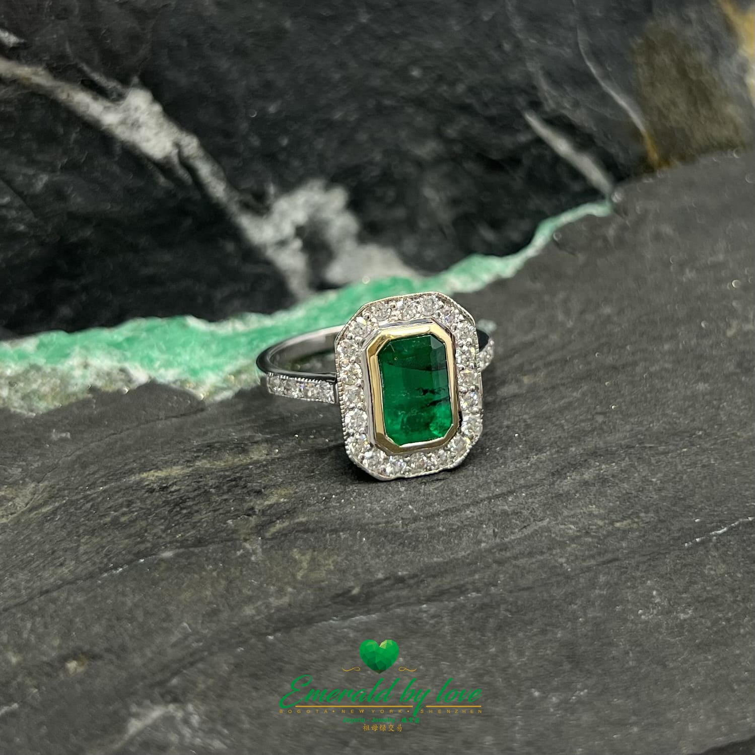Bague rectangulaire sertie d'un chaton d'émeraude avec halo de diamants en or blanc
