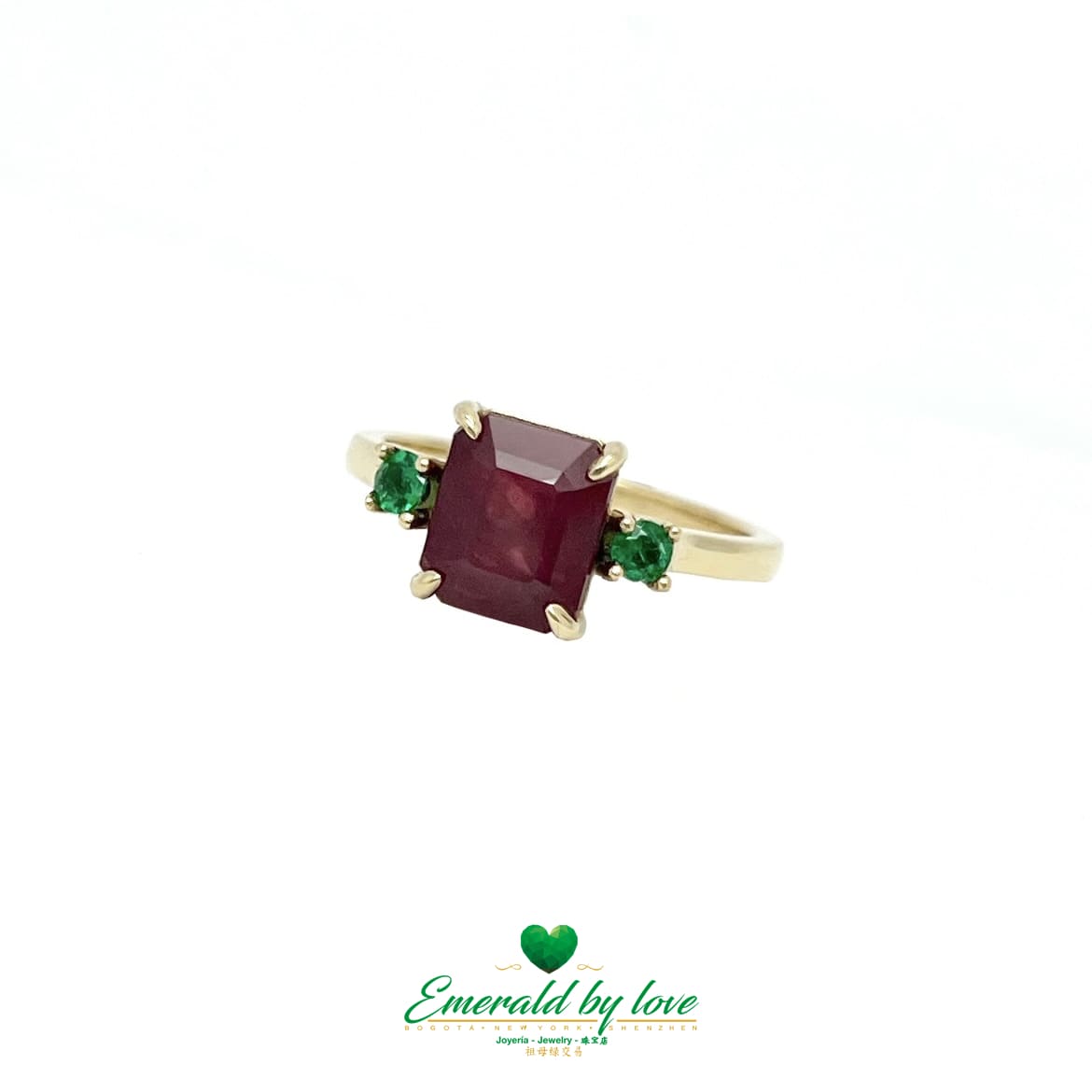 Royal Radiance : Bague en or jaune avec rubis central et émeraudes rondes flanquantes