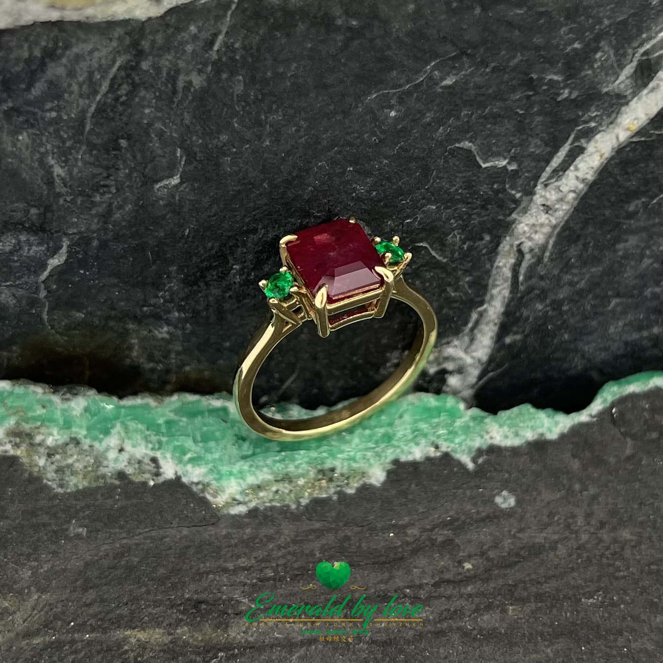 Royal Radiance : Bague en or jaune avec rubis central et émeraudes rondes flanquantes