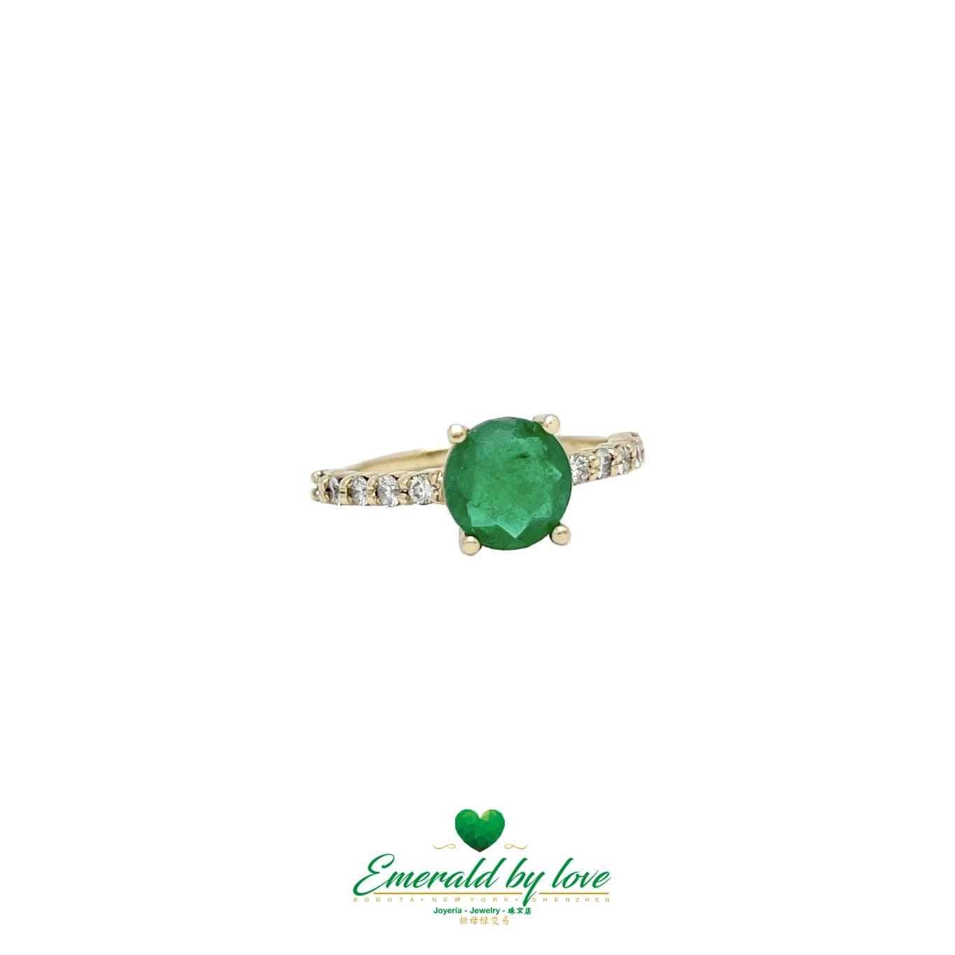Encantamiento eterno: Anillo de oro amarillo con una vívida esmeralda redonda y una banda con incrustaciones de diamantes