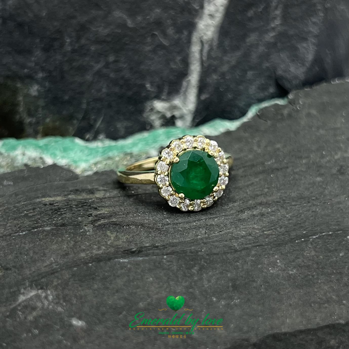 Anillo Marquesa de Oro con Centro de Esmeralda Redonda y Halo de Diamantes
