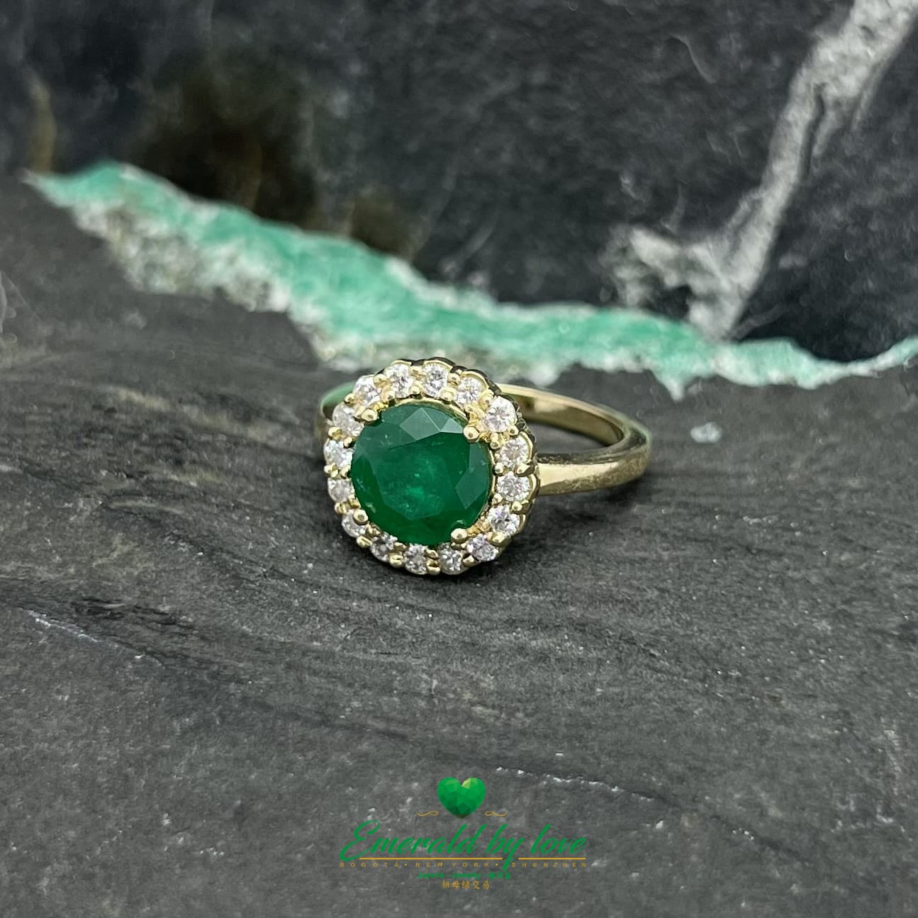 Anillo Marquesa de Oro con Centro de Esmeralda Redonda y Halo de Diamantes