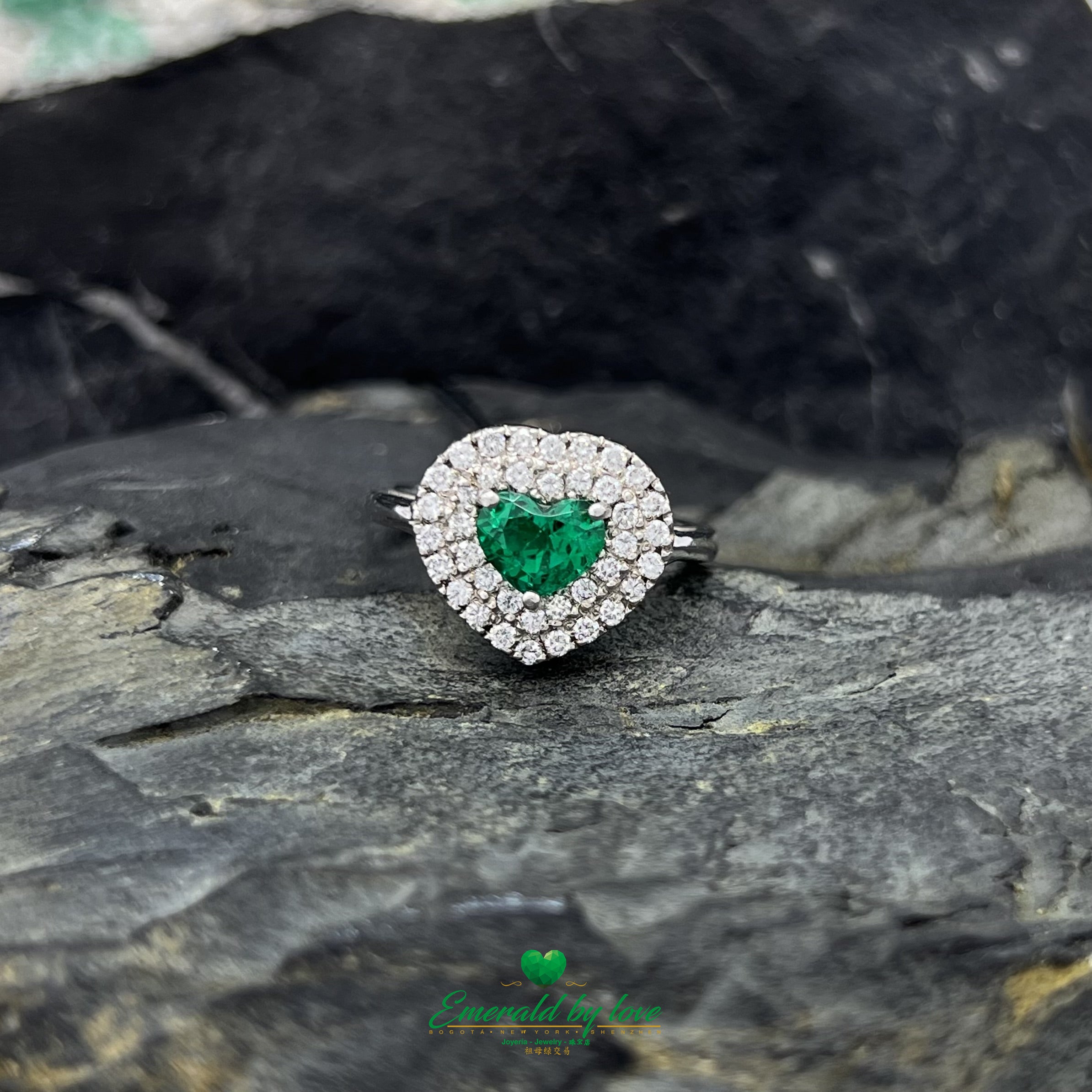 Bague en or blanc avec rangées d'émeraude et de diamants en forme de cœur