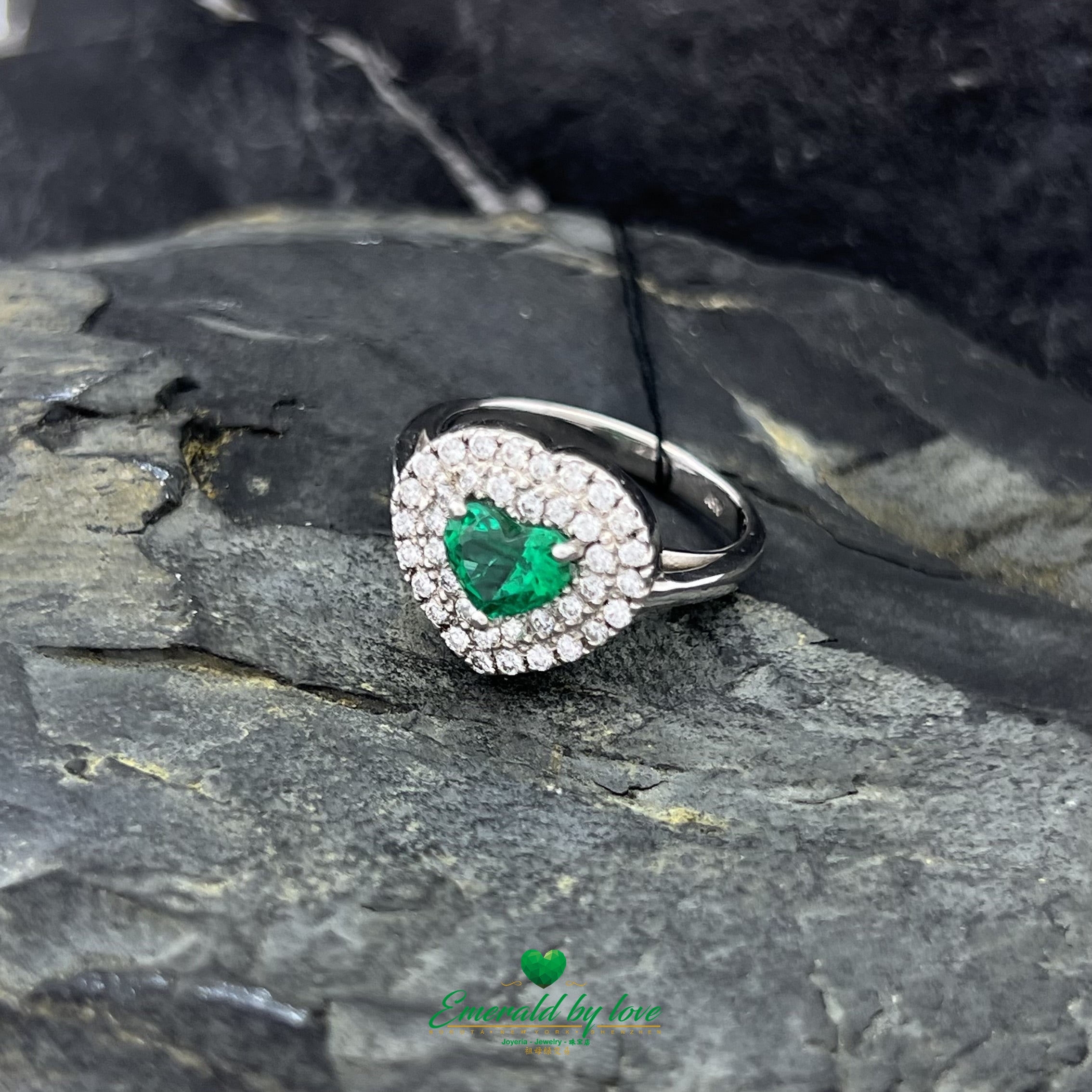 Bague en or blanc avec rangées d'émeraude et de diamants en forme de cœur