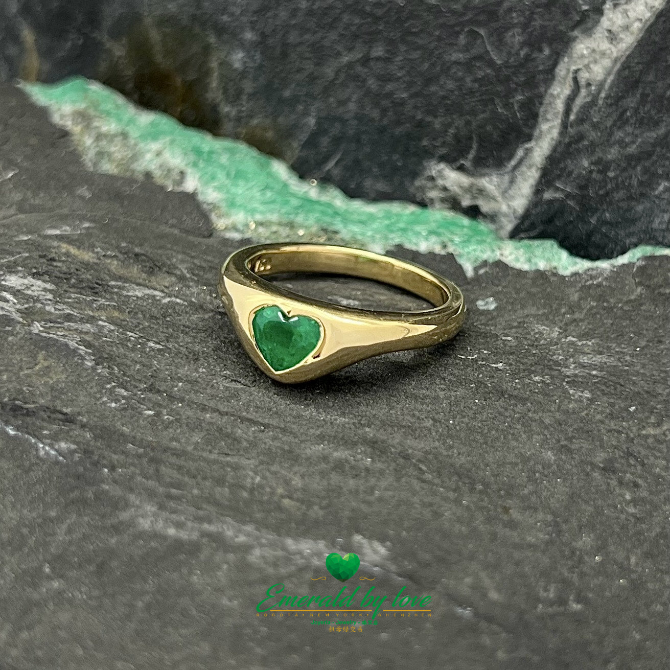 Anillo de oro amarillo con bisel de esmeralda en forma de corazón