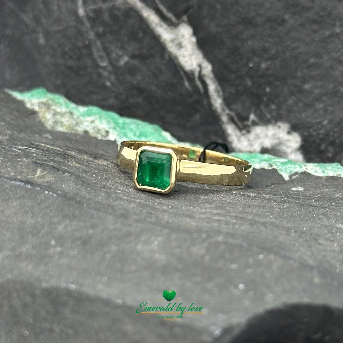 Bague raffinée en or jaune avec émeraude de 0,64 ct sertie en chaton carré