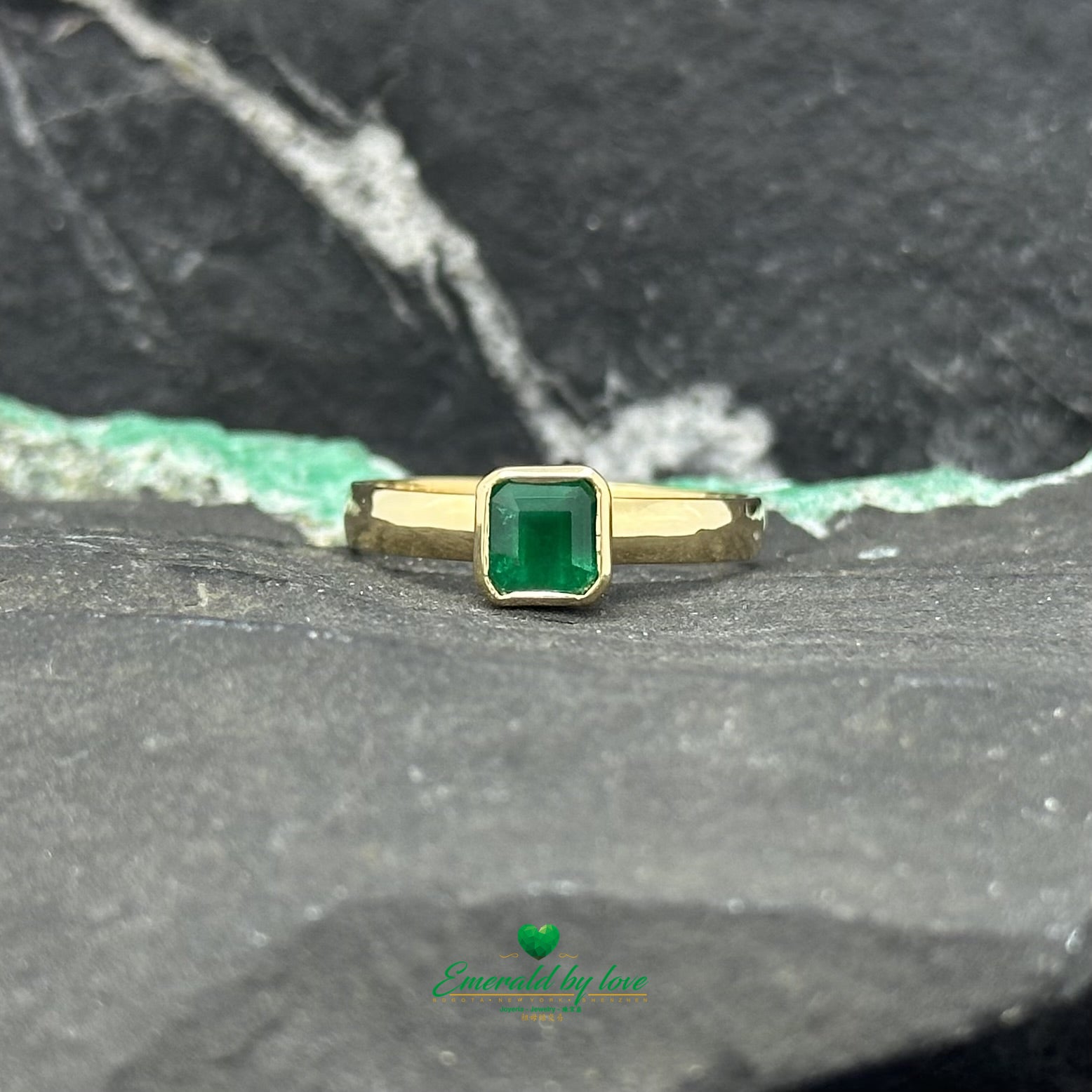 Bague raffinée en or jaune avec émeraude de 0,64 ct sertie en chaton carré