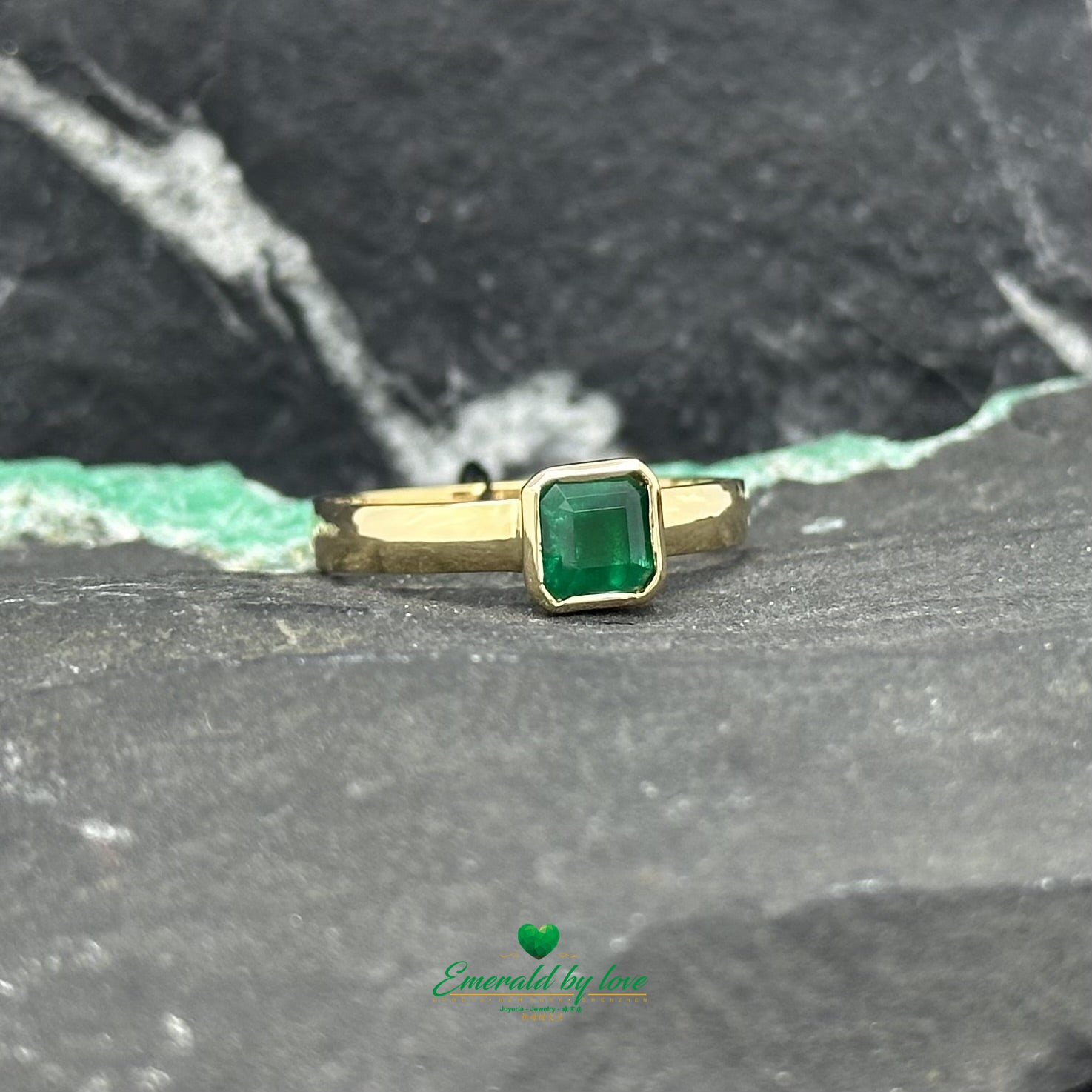Bague raffinée en or jaune avec émeraude de 0,64 ct sertie en chaton carré
