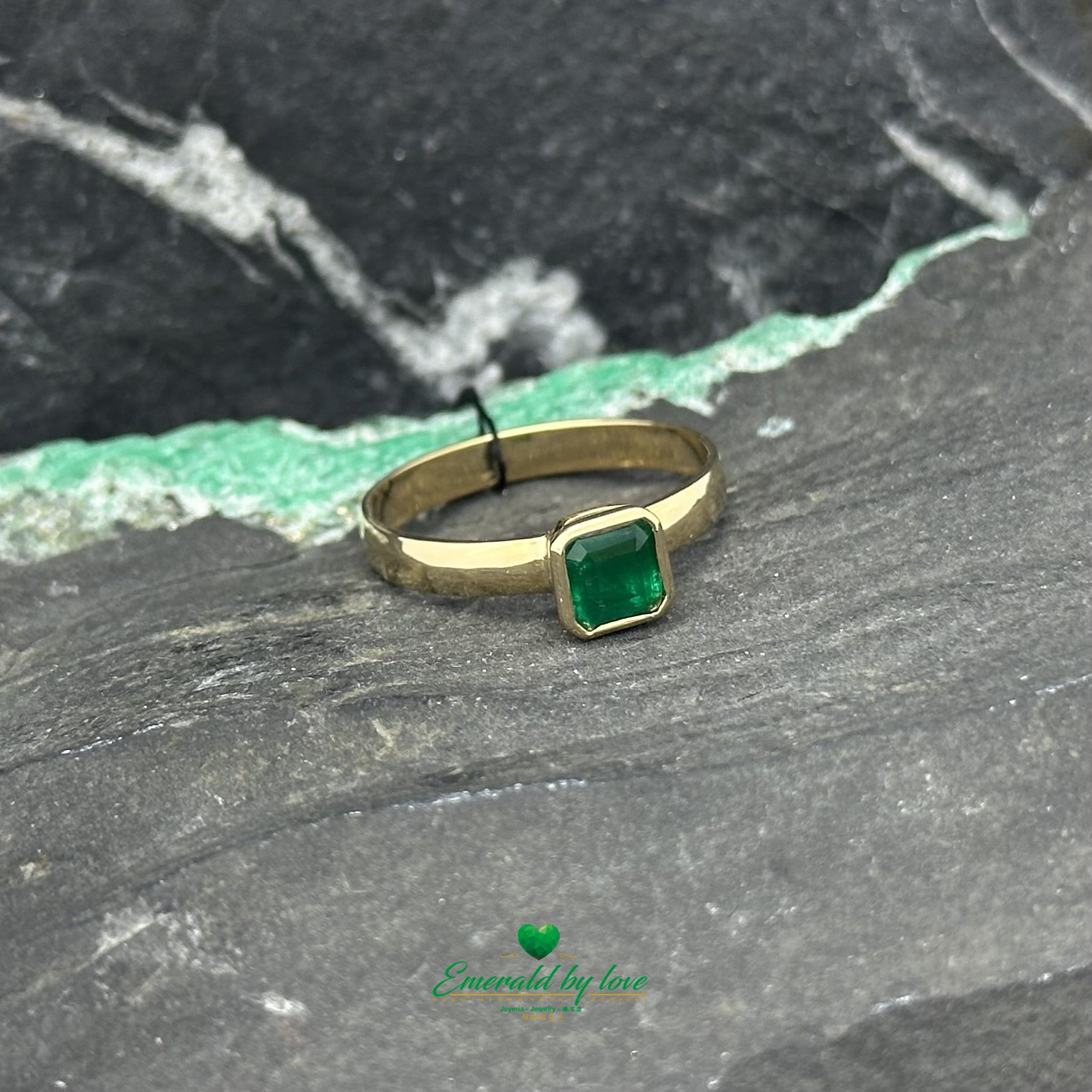 Bague raffinée en or jaune avec émeraude de 0,64 ct sertie en chaton carré