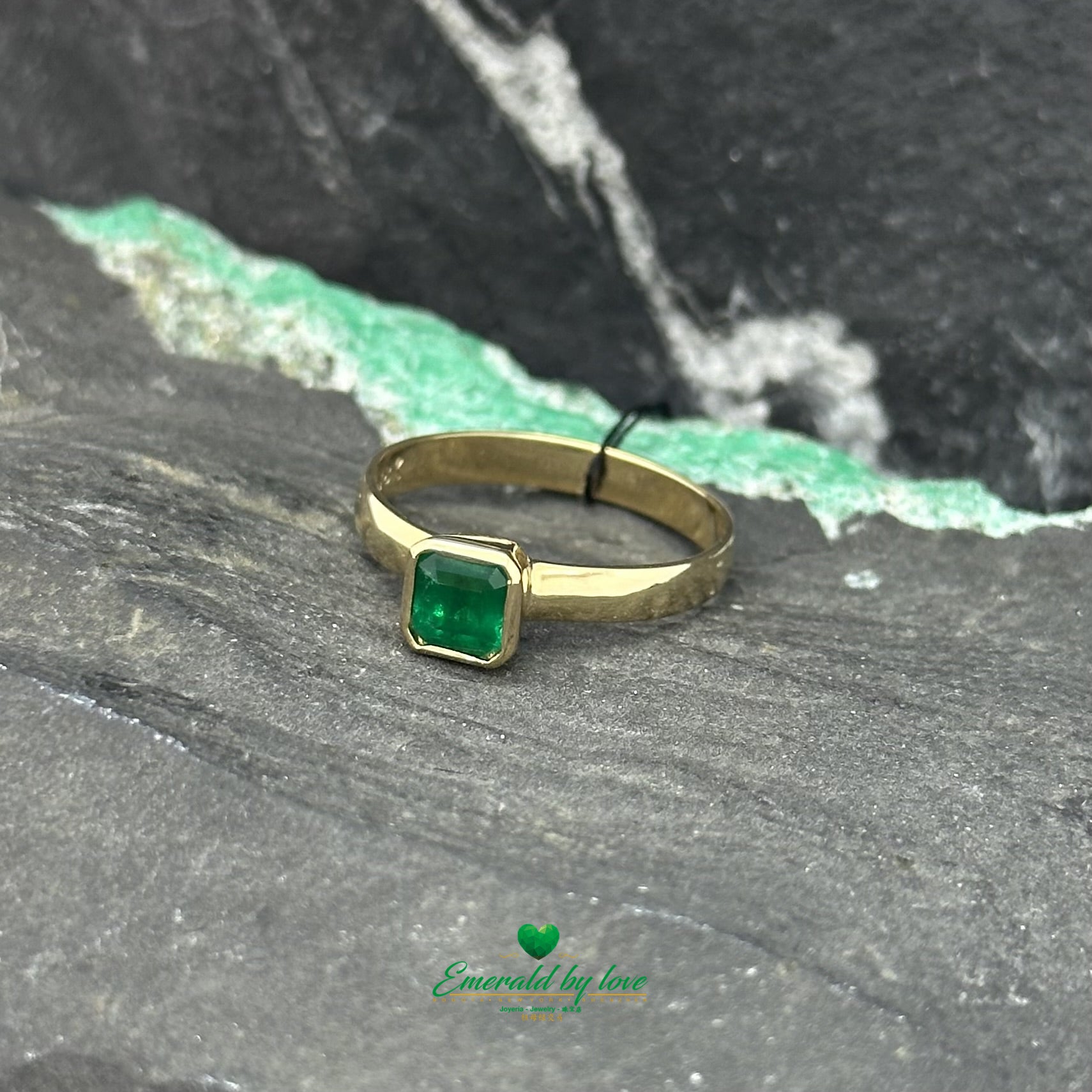 Bague raffinée en or jaune avec émeraude de 0,64 ct sertie en chaton carré