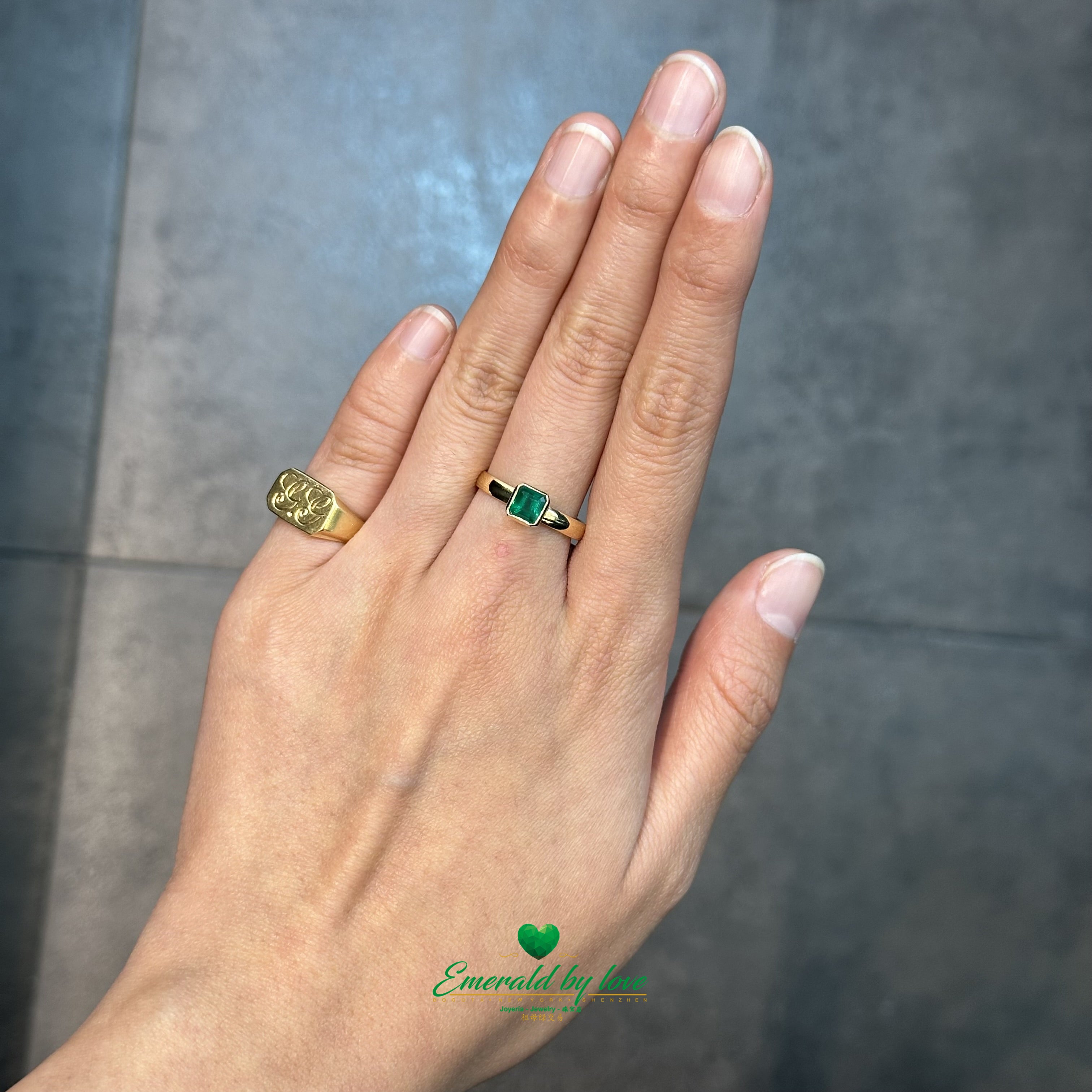 Bague raffinée en or jaune avec émeraude de 0,64 ct sertie en chaton carré