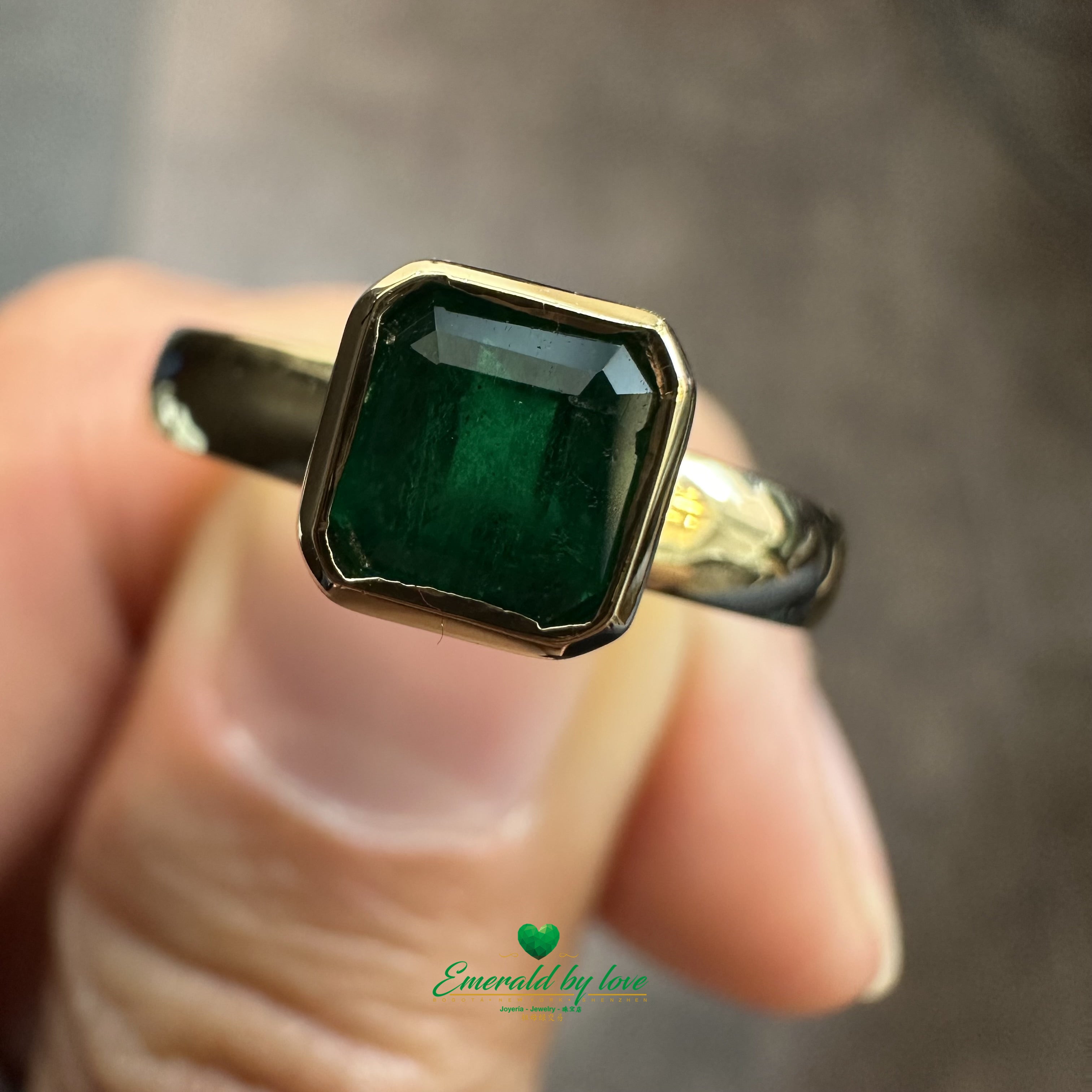 Bague raffinée en or jaune avec émeraude de 0,64 ct sertie en chaton carré