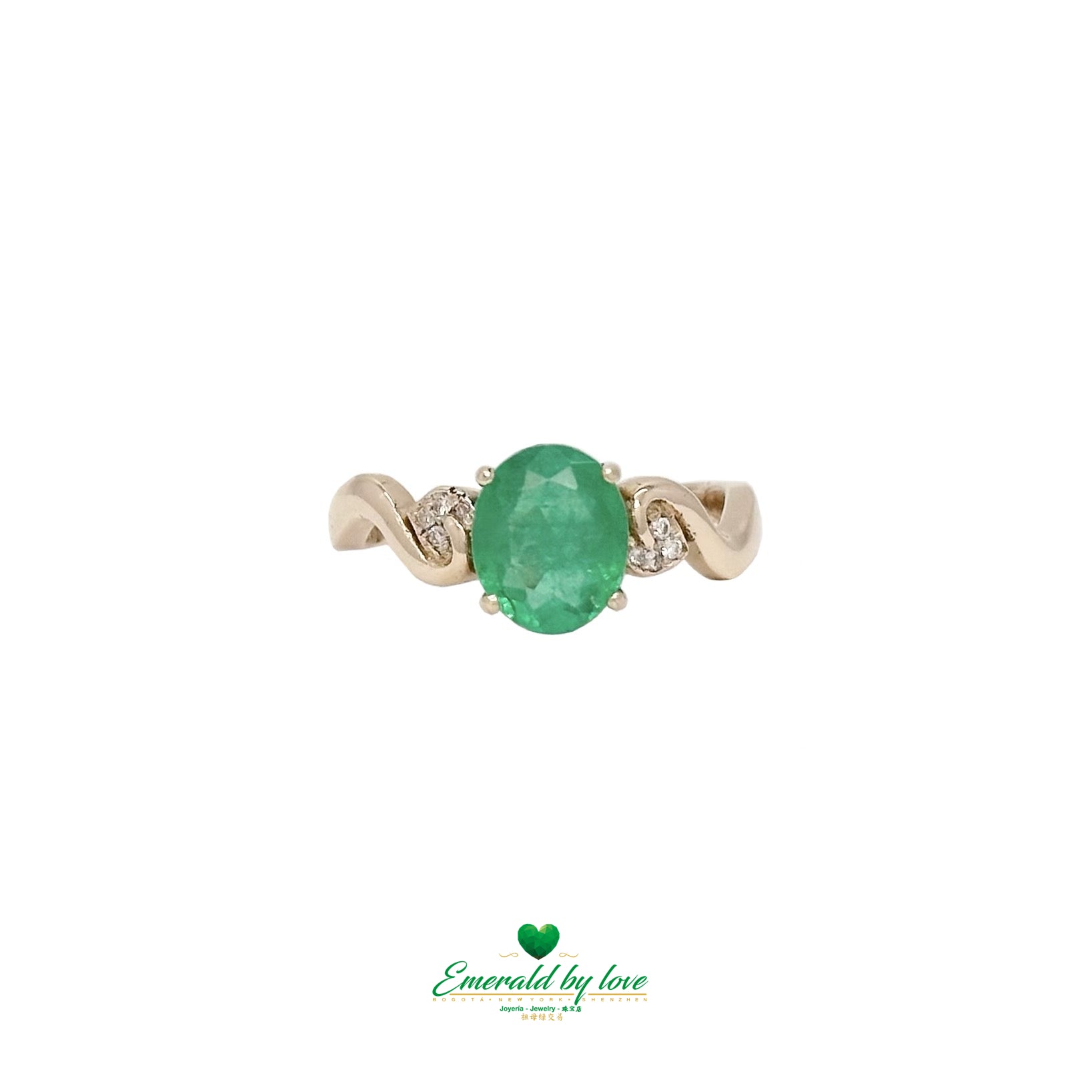 Bague détaillée en or rose avec émeraude ovale centrale et filigrane accentué de diamants