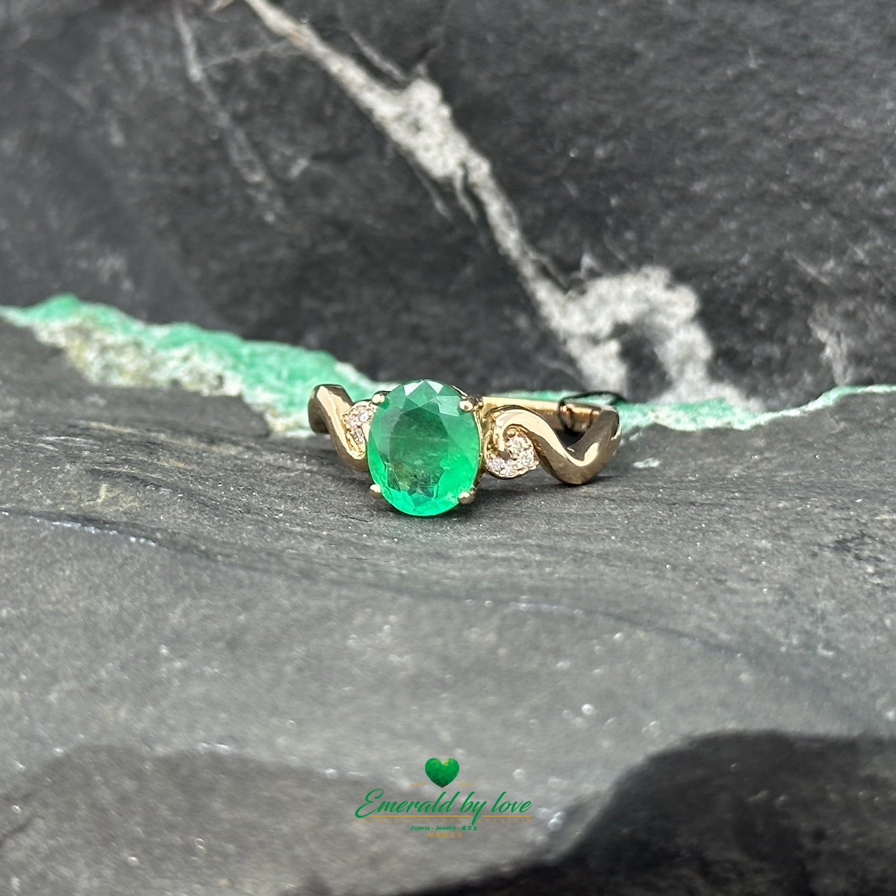 Bague détaillée en or rose avec émeraude ovale centrale et filigrane accentué de diamants