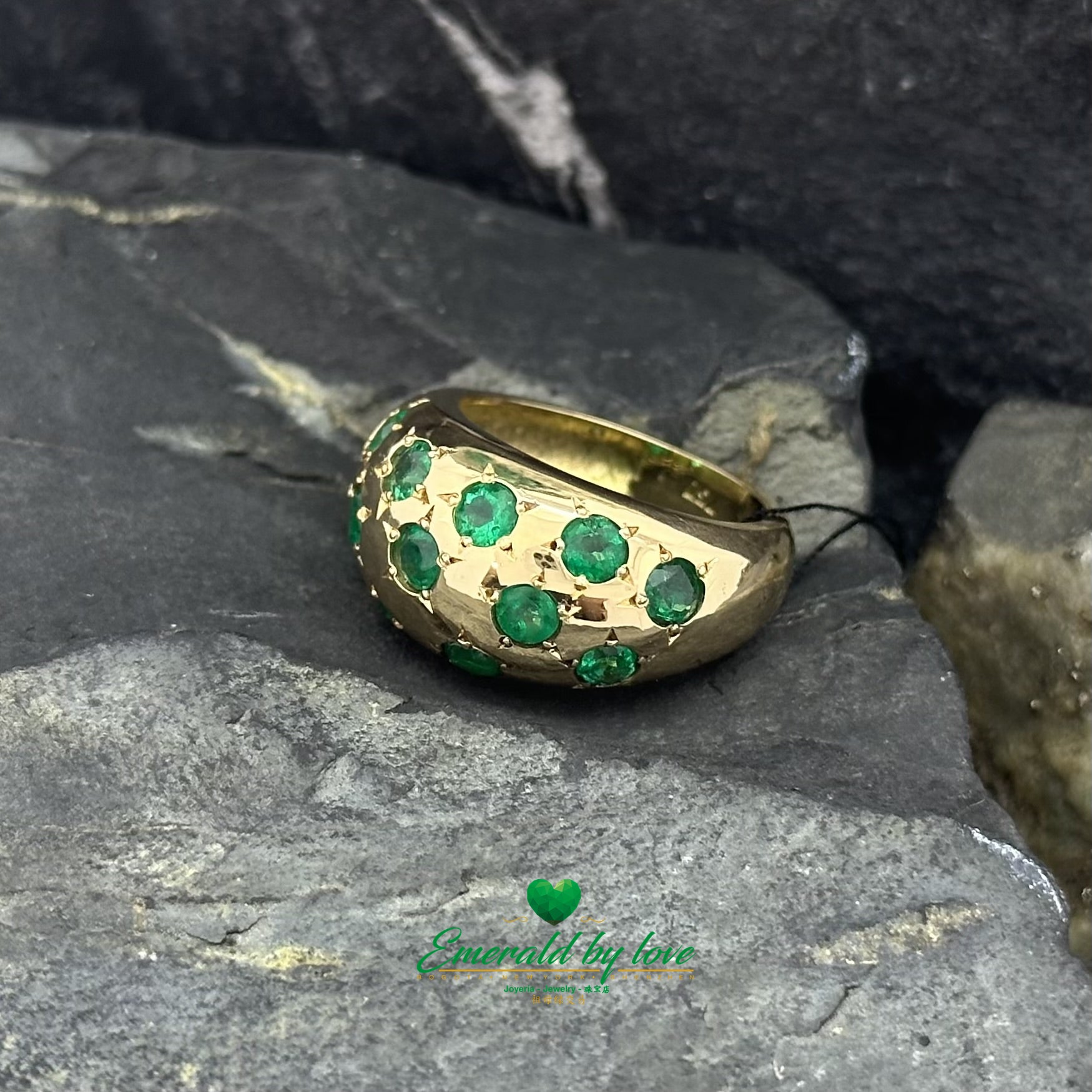 Bague unisexe à large bande avec émeraudes rondes incrustées