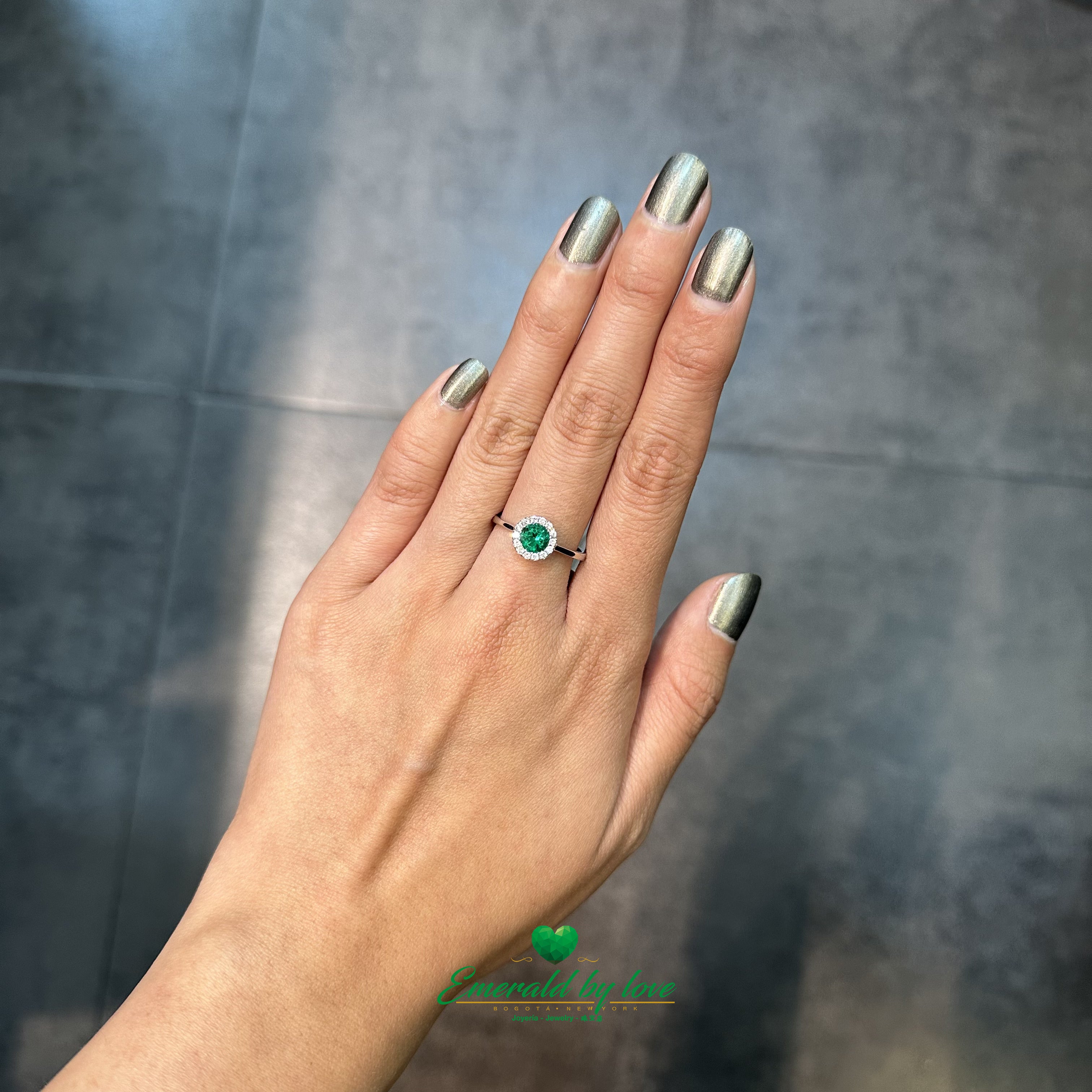 Anillo de oro blanco con esmeralda colombiana certificada y halo de diamantes