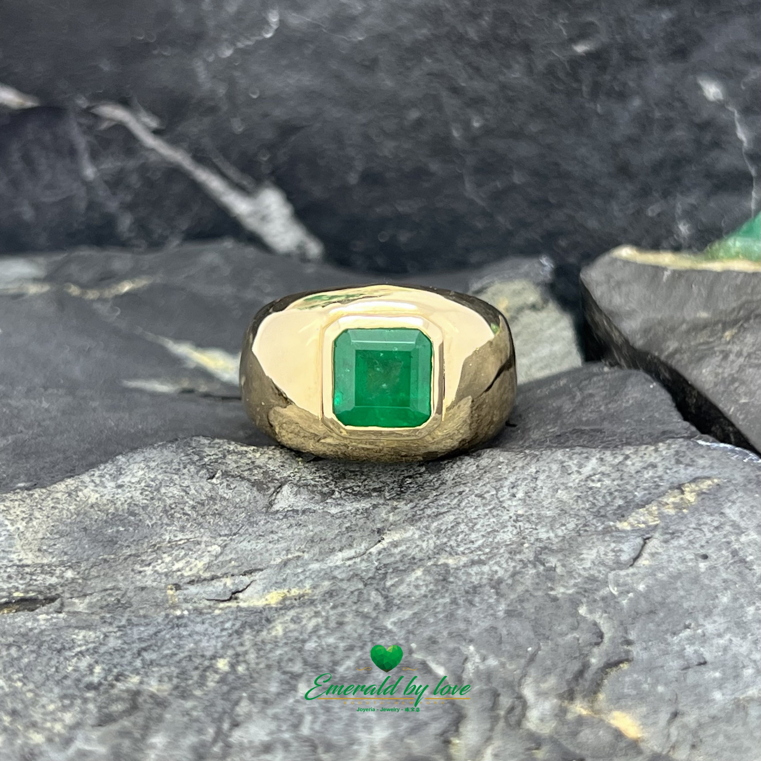 Anillo de oro amarillo para hombre con esmeralda de talla cuadrada de 2,01 ct
