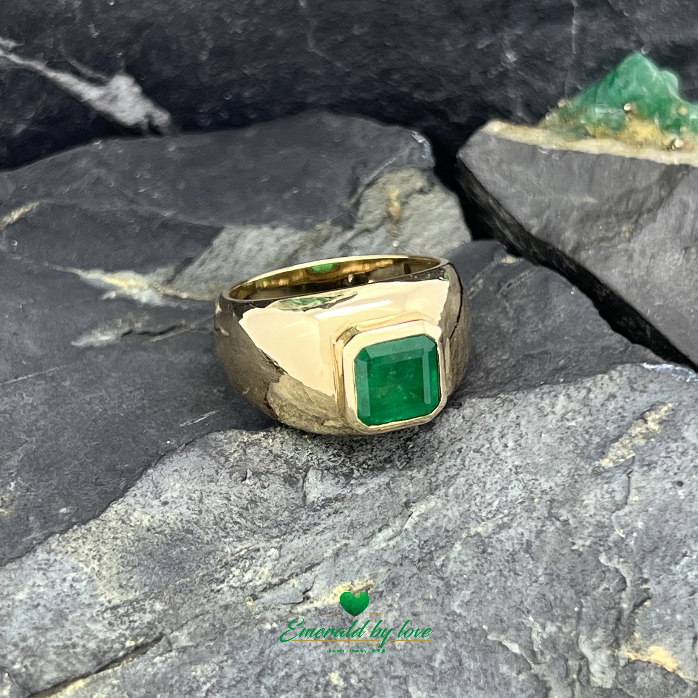 Anillo de oro amarillo para hombre con esmeralda de talla cuadrada de 2,01 ct