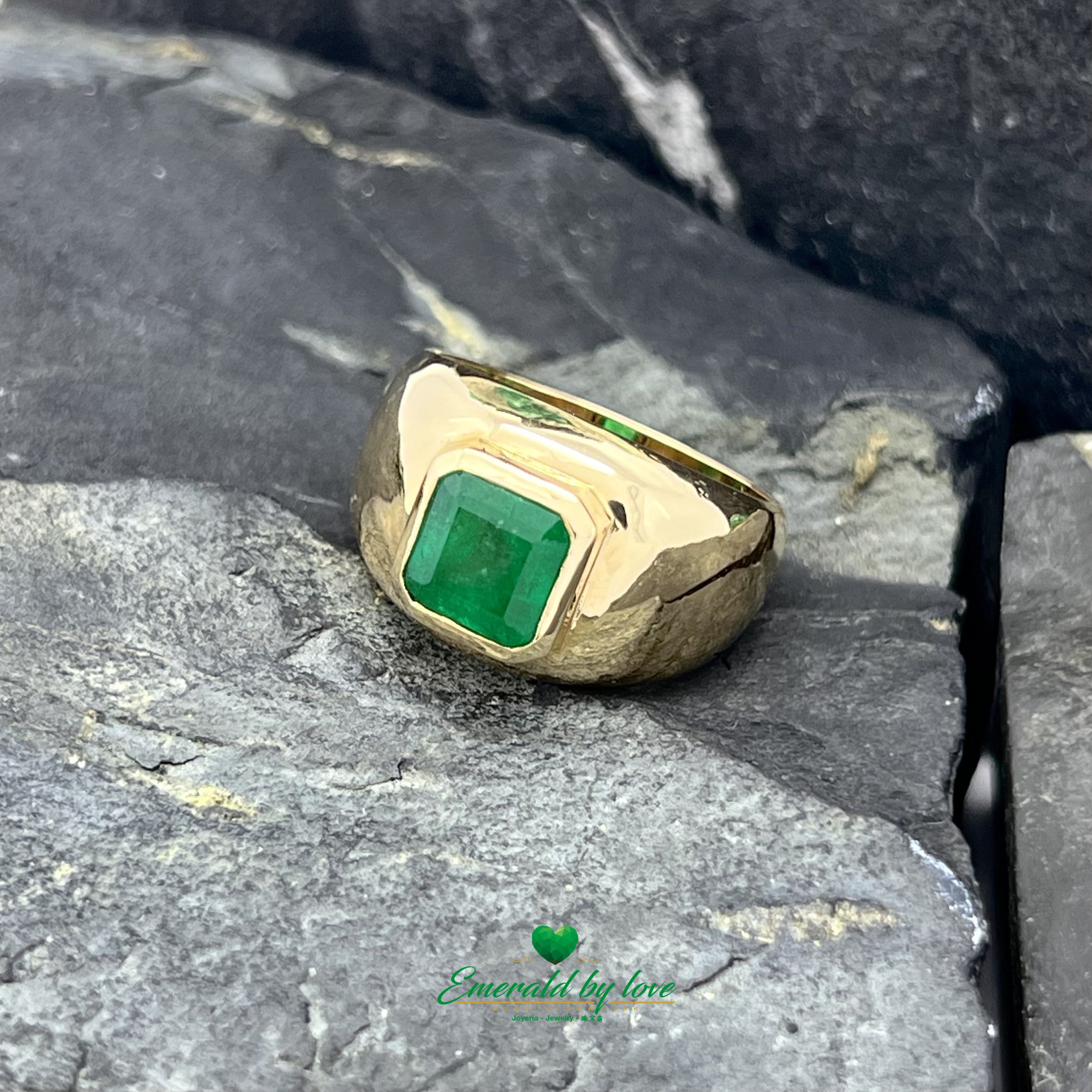 Anillo de oro amarillo para hombre con esmeralda de talla cuadrada de 2,01 ct