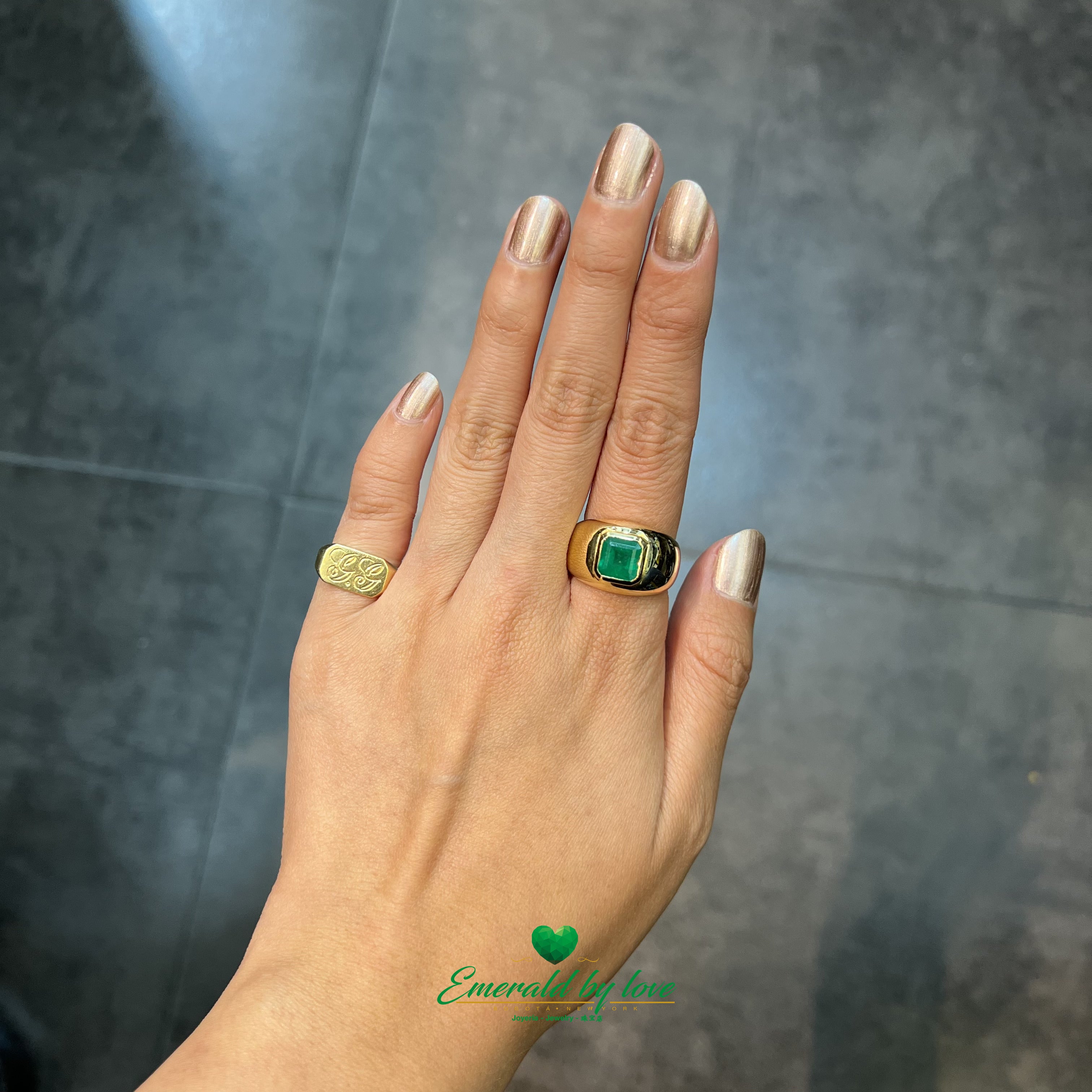 Anillo de oro amarillo para hombre con esmeralda de talla cuadrada de 2,01 ct