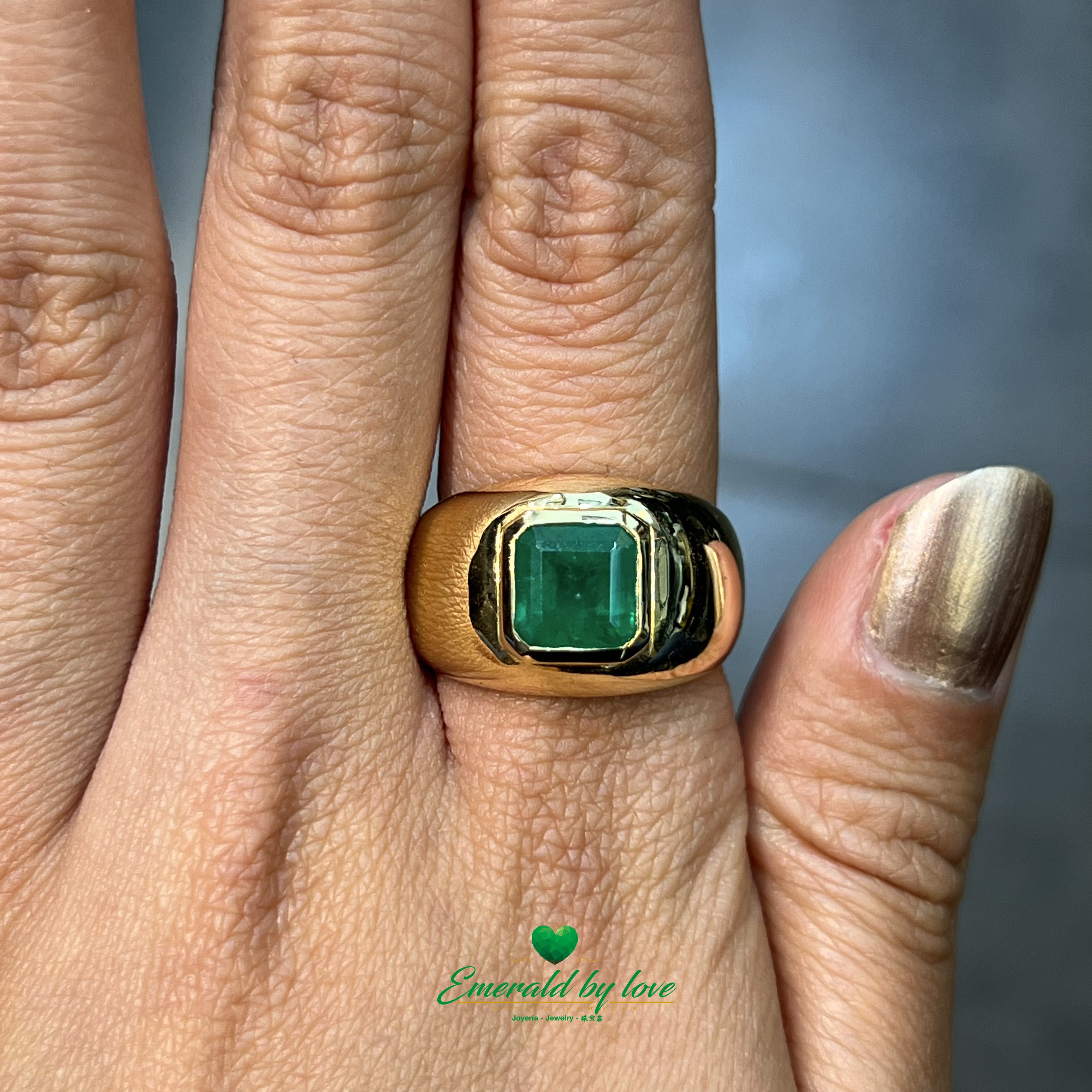 Anillo de oro amarillo para hombre con esmeralda de talla cuadrada de 2,01 ct