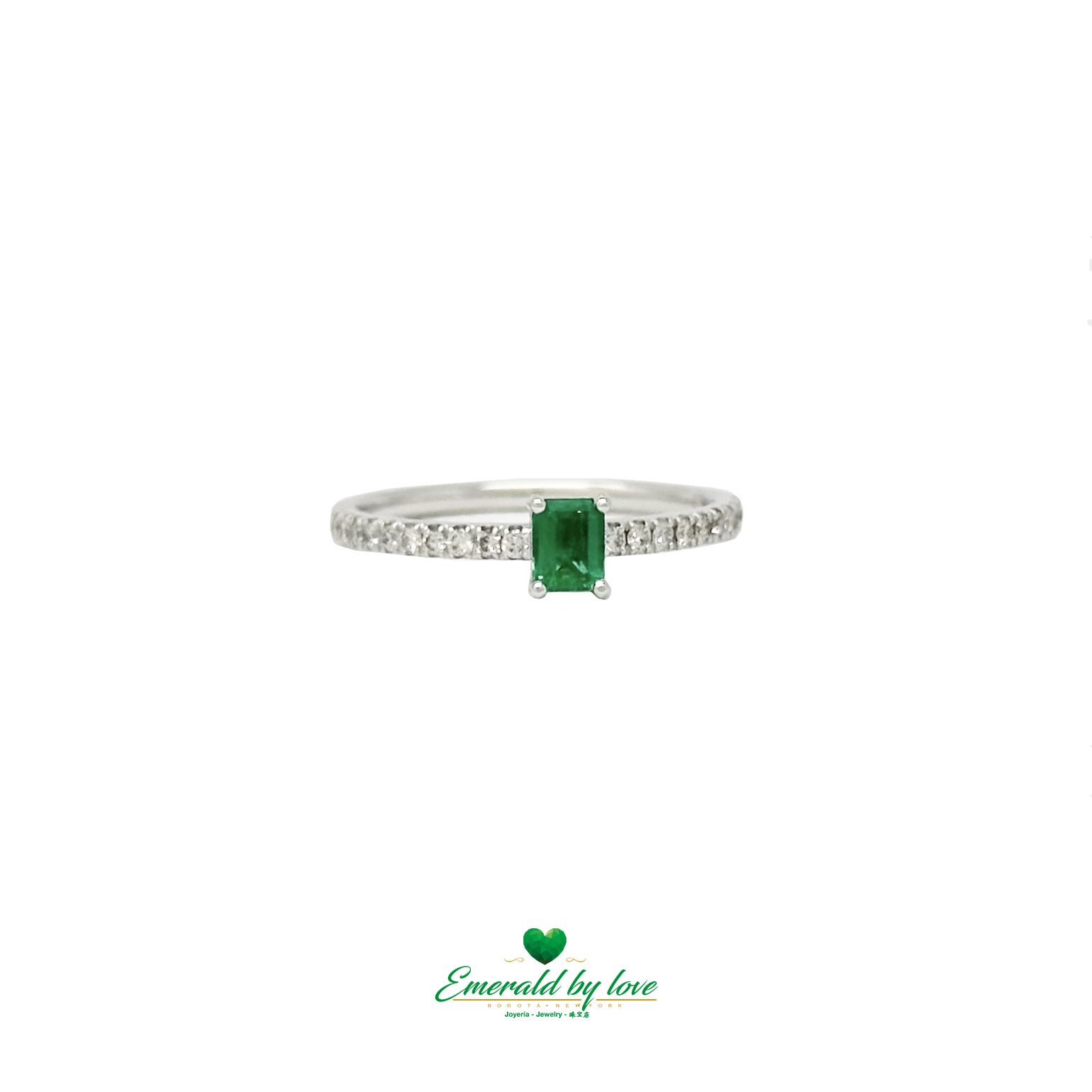 Elegant round-cut Colombian emerald engagement ring featuring a seamless invisible shank design