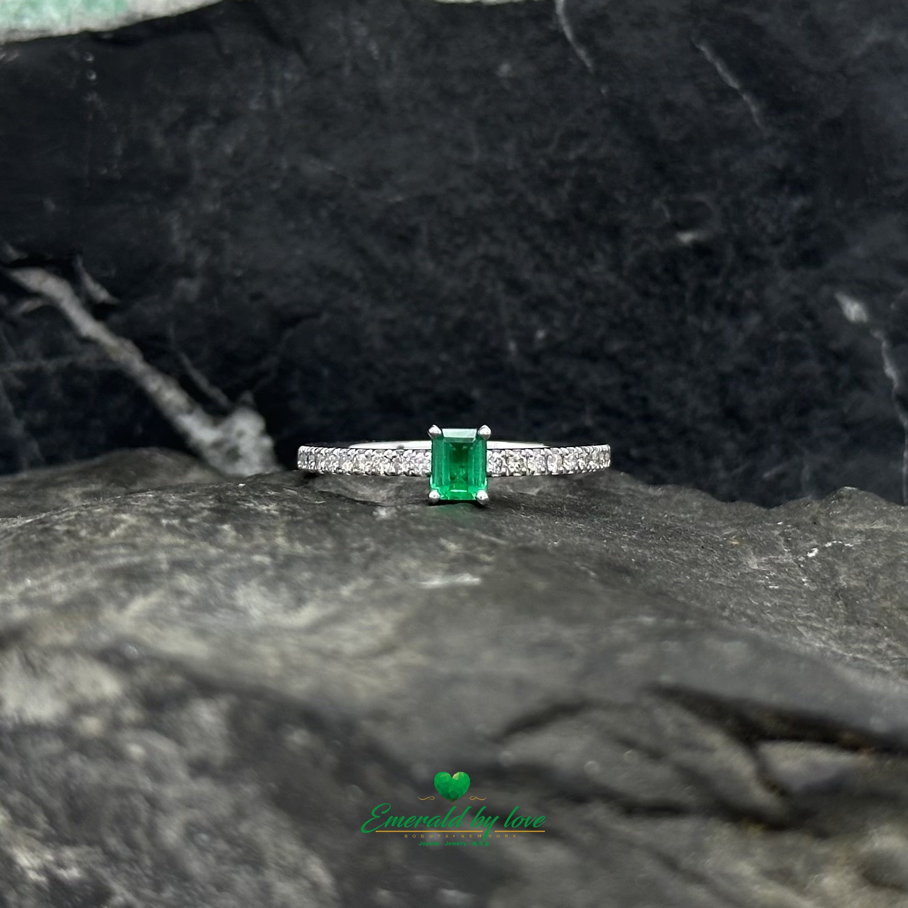 Elegant round-cut Colombian emerald engagement ring featuring a seamless invisible shank design
