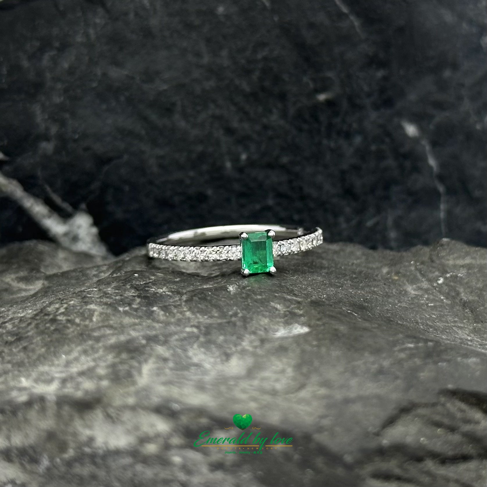 Elegant round-cut Colombian emerald engagement ring featuring a seamless invisible shank design