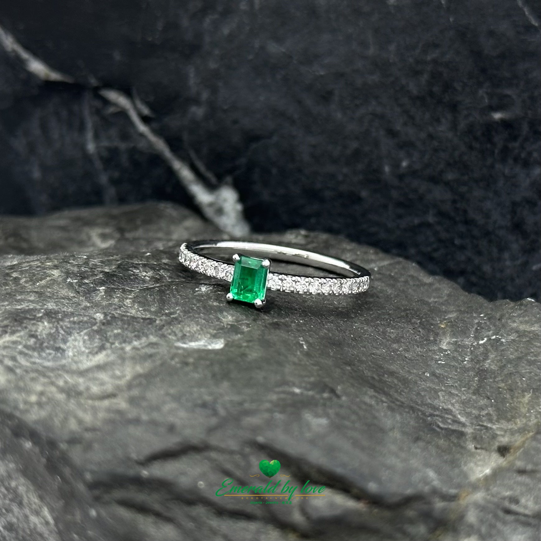 Elegant round-cut Colombian emerald engagement ring featuring a seamless invisible shank design