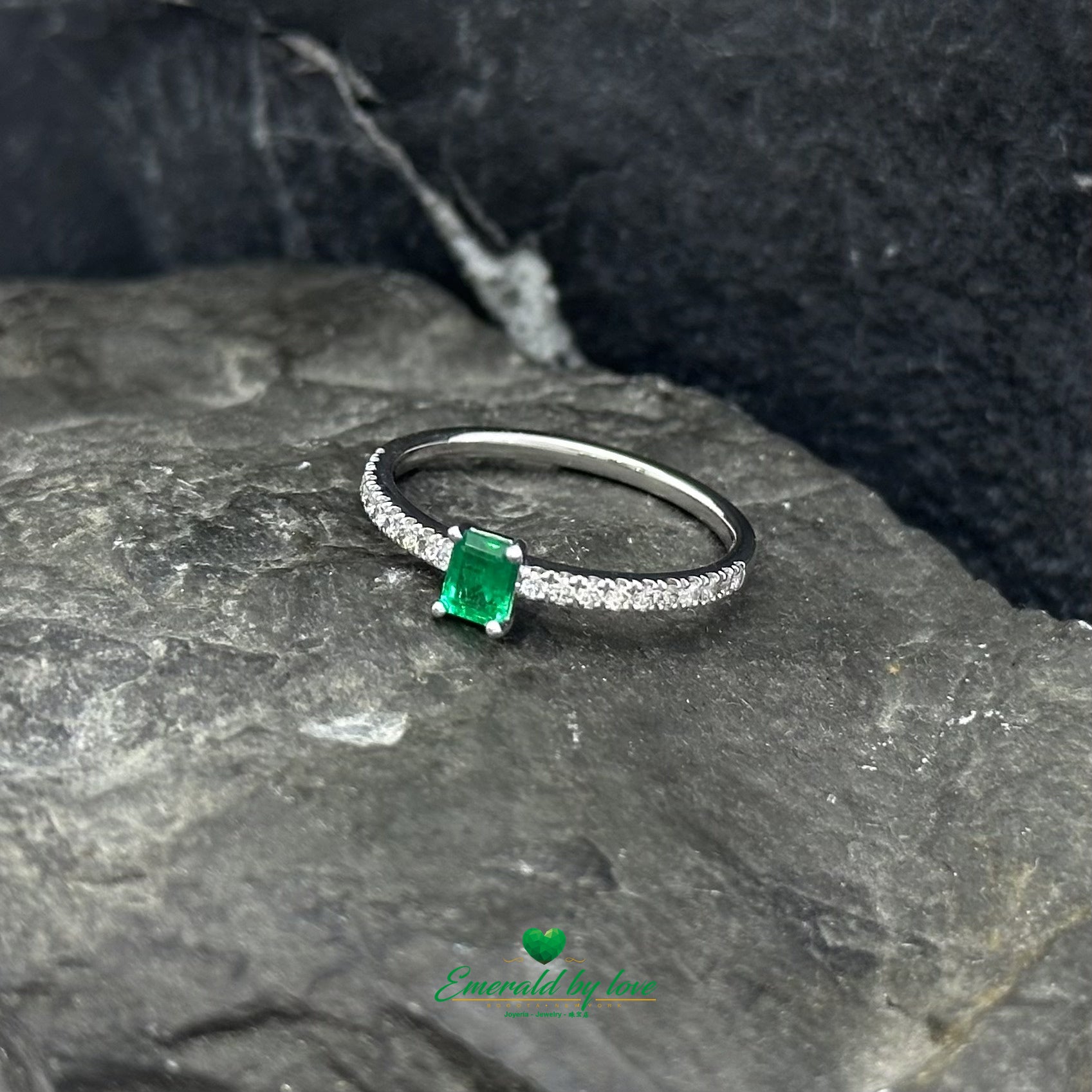 Elegant round-cut Colombian emerald engagement ring featuring a seamless invisible shank design