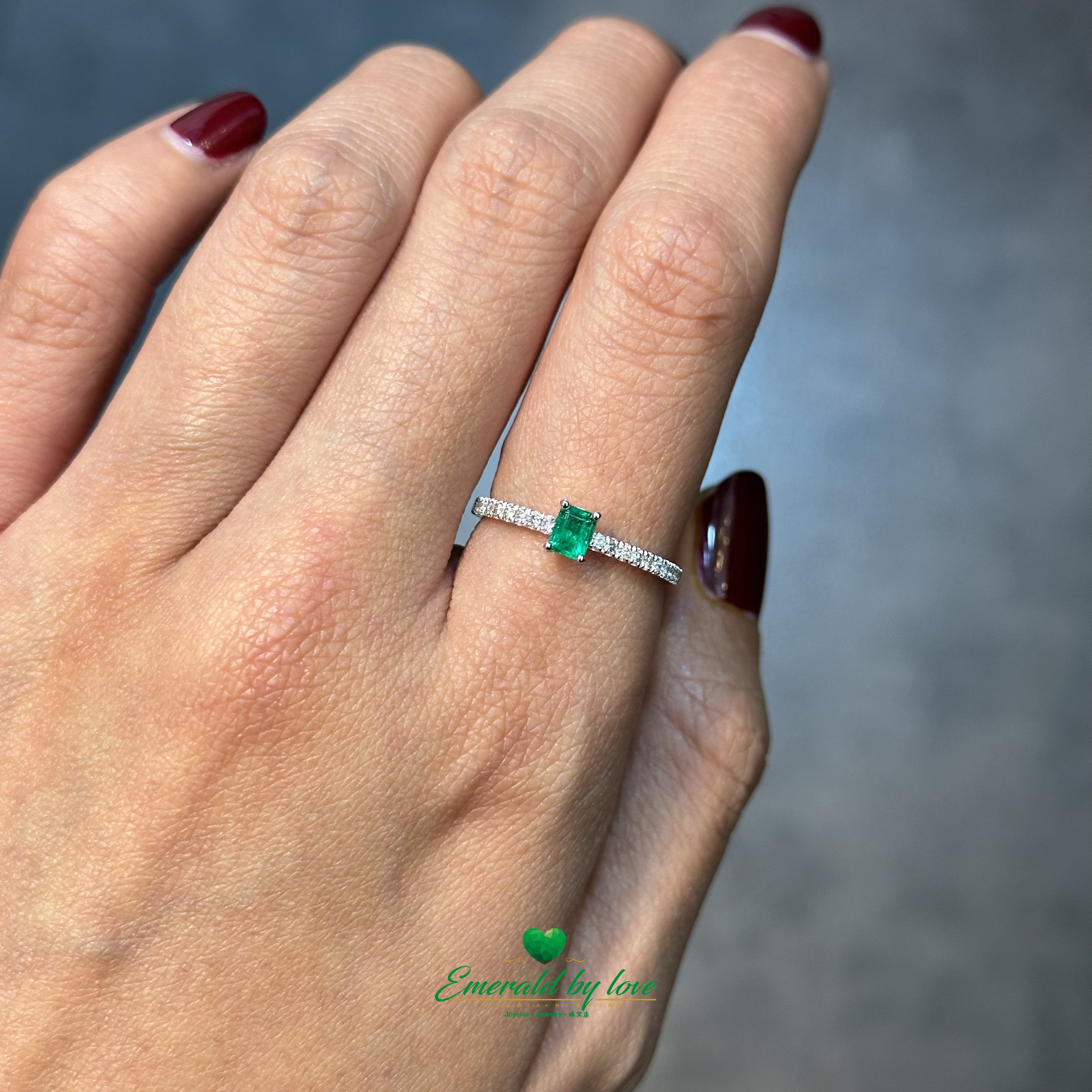 Elegant round-cut Colombian emerald engagement ring featuring a seamless invisible shank design