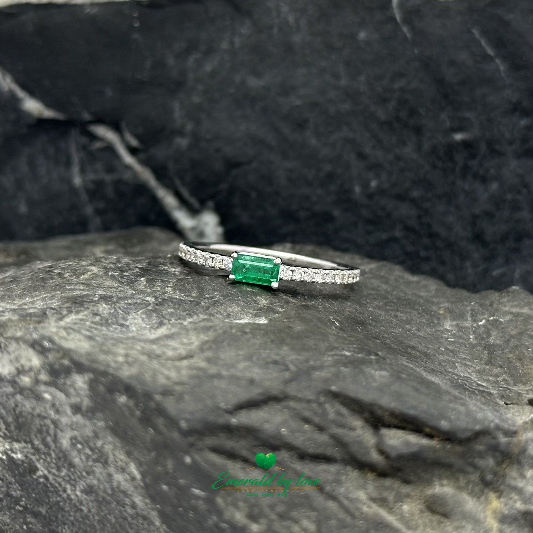 Square Colombian Emerald Ring in 18K White Gold with Brilliant Diamonds