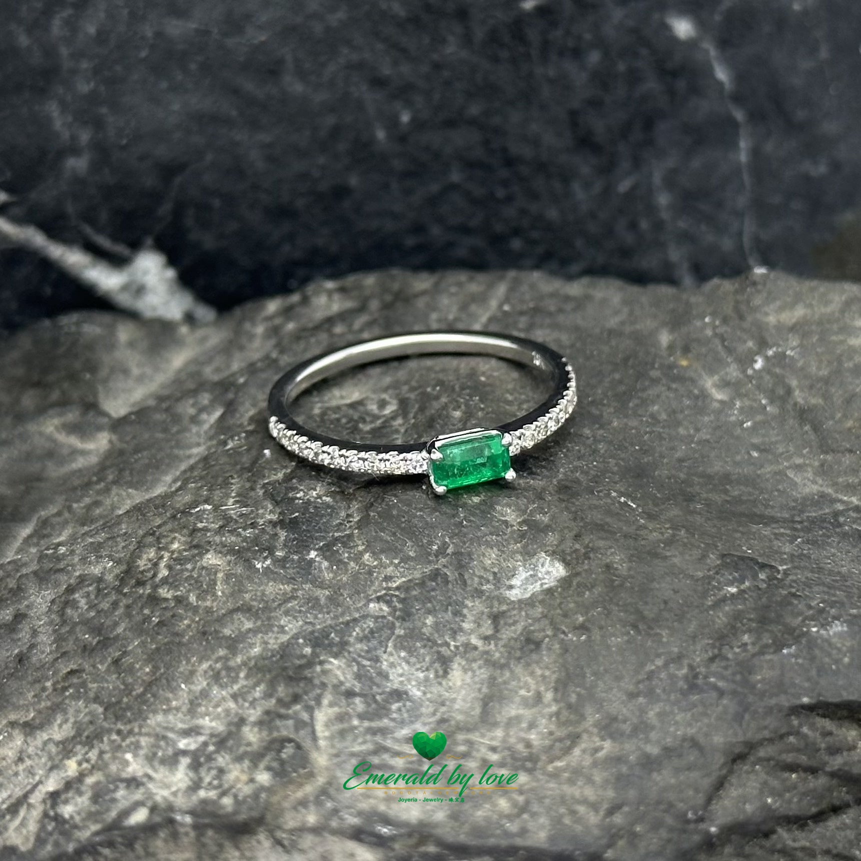 Square Colombian Emerald Ring in 18K White Gold with Brilliant Diamonds