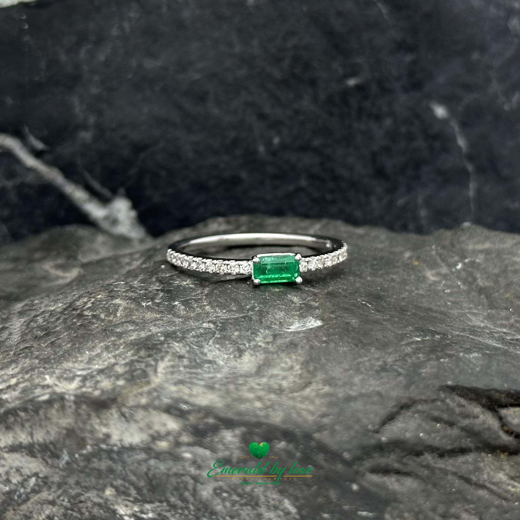 Square Colombian Emerald Ring in 18K White Gold with Brilliant Diamonds