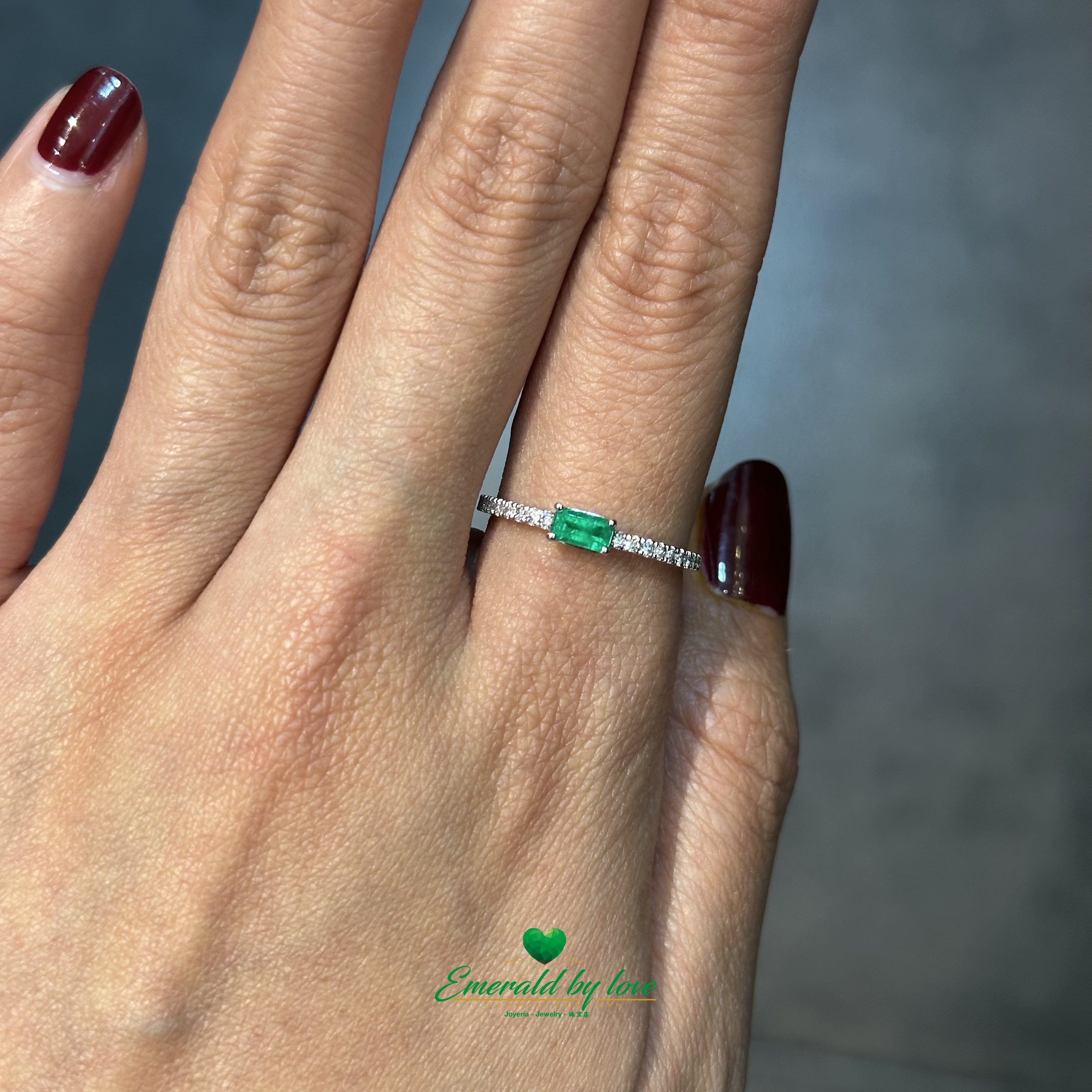 Square Colombian Emerald Ring in 18K White Gold with Brilliant Diamonds