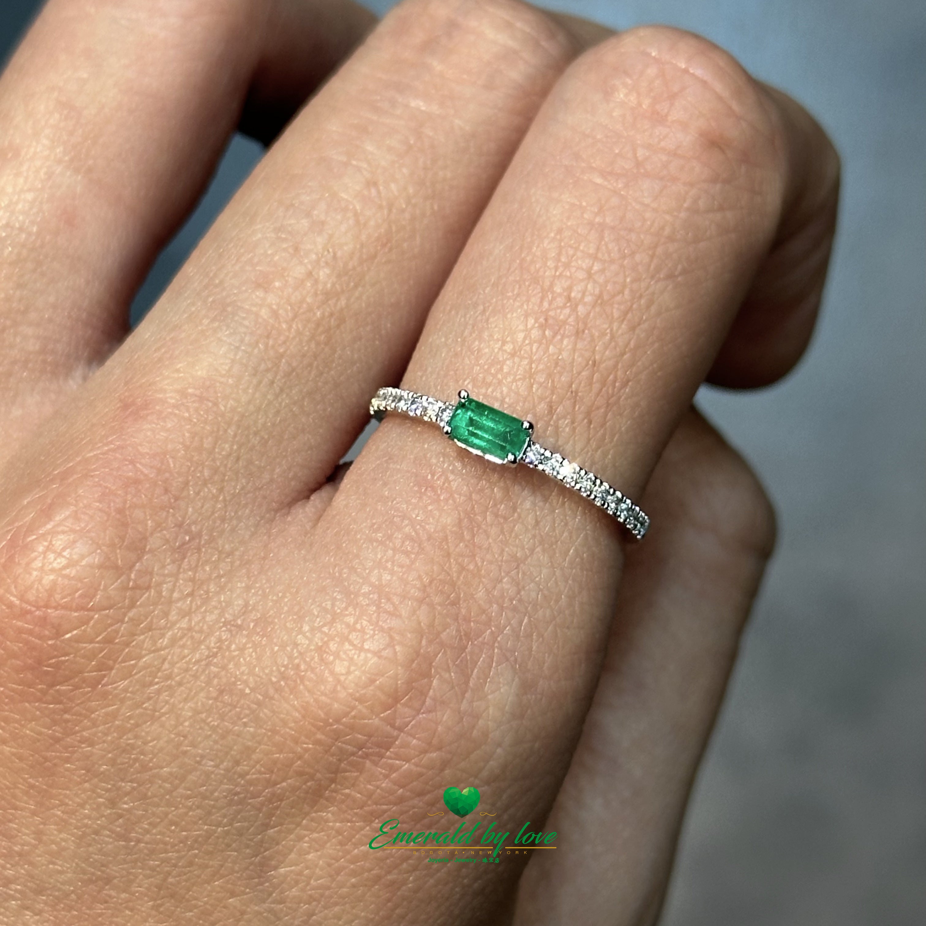 Square Colombian Emerald Ring in 18K White Gold with Brilliant Diamonds
