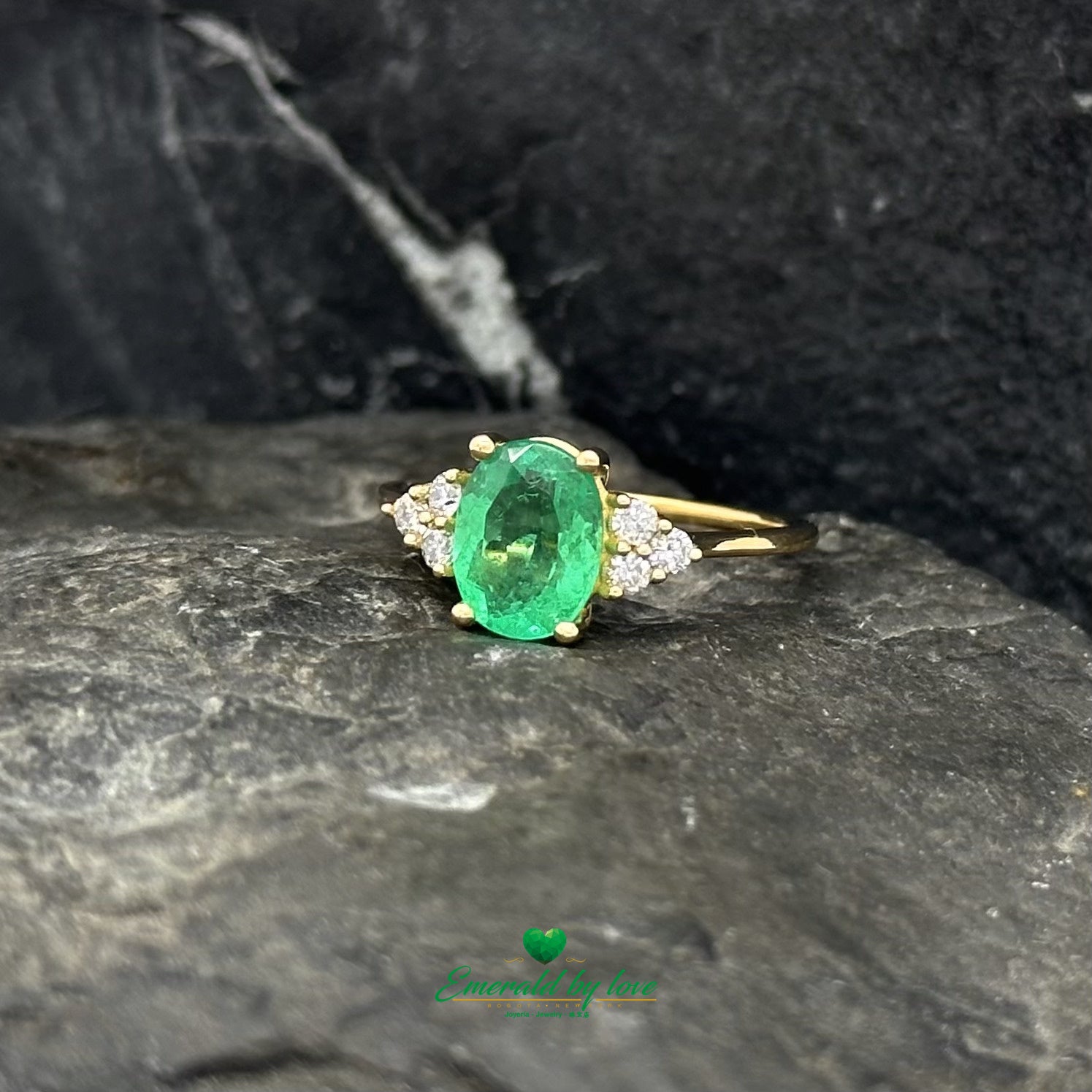 Verde Brilliance – Oval Colombian Emerald Ring Framed by Diamonds